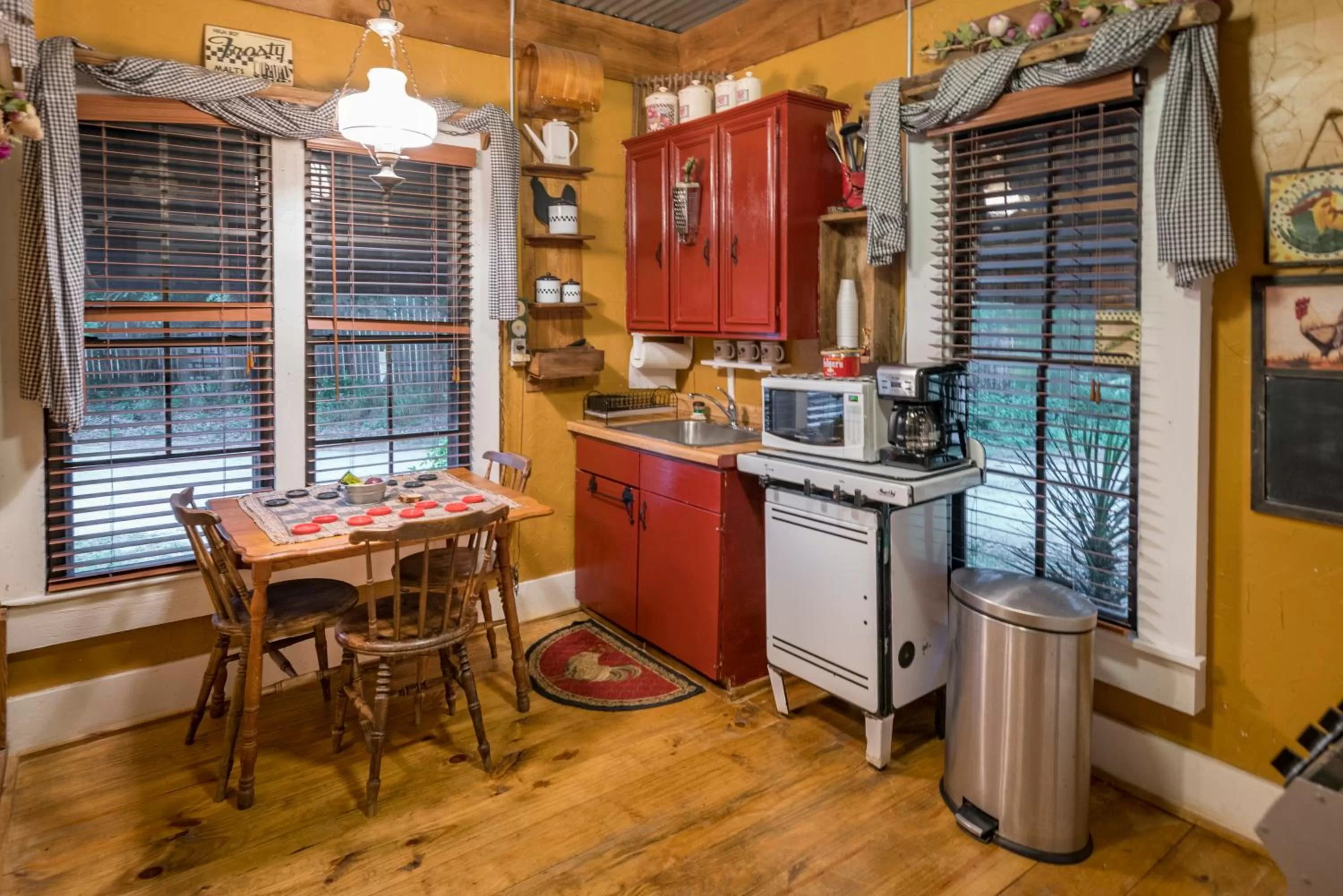 Kitchen or kitchenette in Country Woods Inn