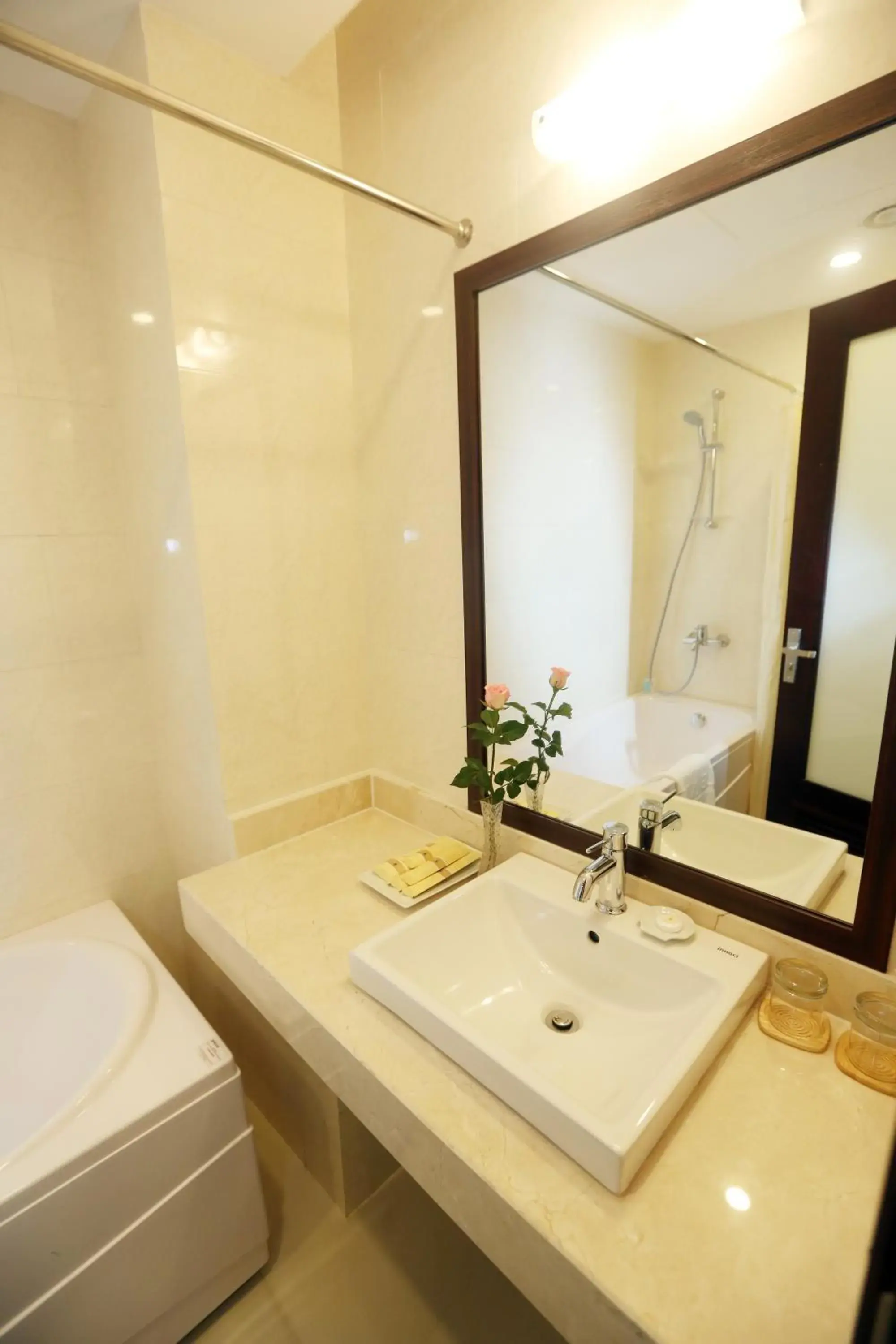 Deluxe Twin Room with Internal View in Lenid Hotel Tho Nhuom Deluxe Twin Room with Internal View in Lenid Hotel Tho Nhuom