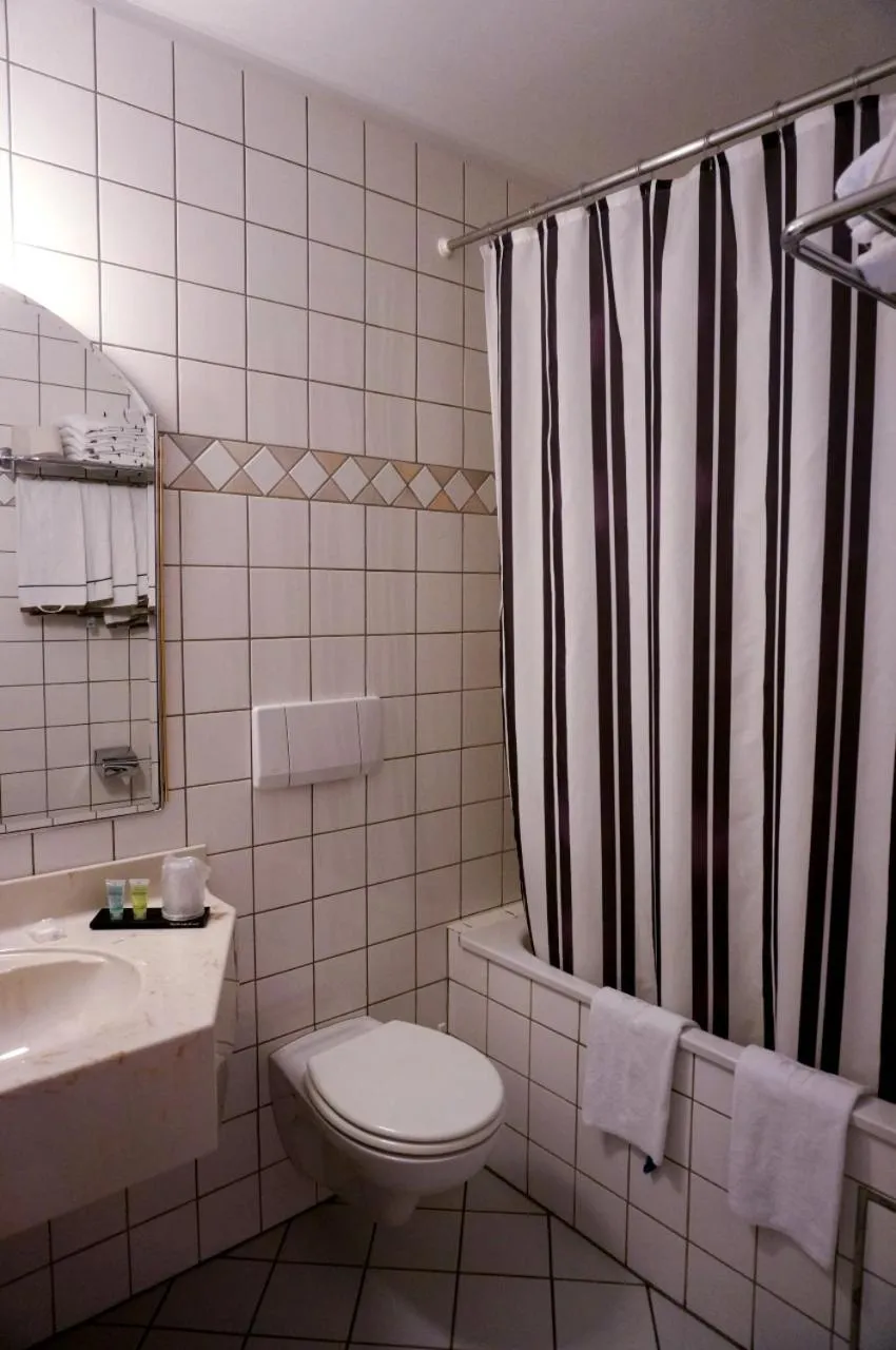 Restaurant/places to eat, Bathroom in Hotel La Porte de France