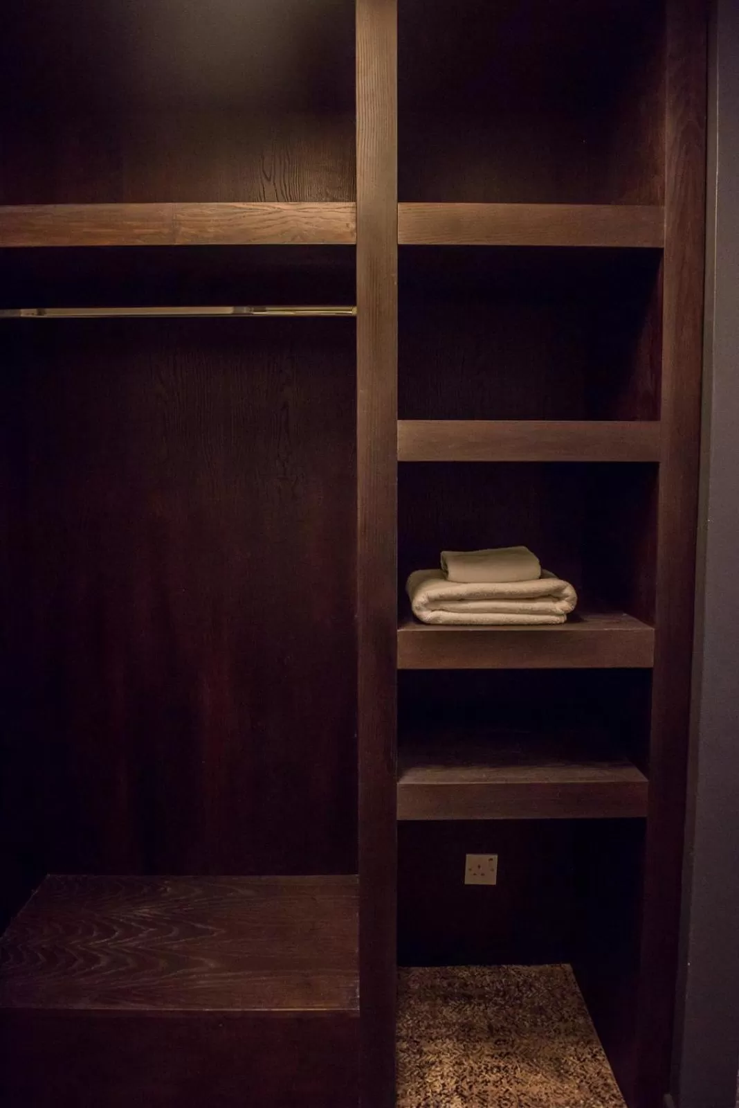 wardrobe in Cat & Lion Country Pub and Hotel