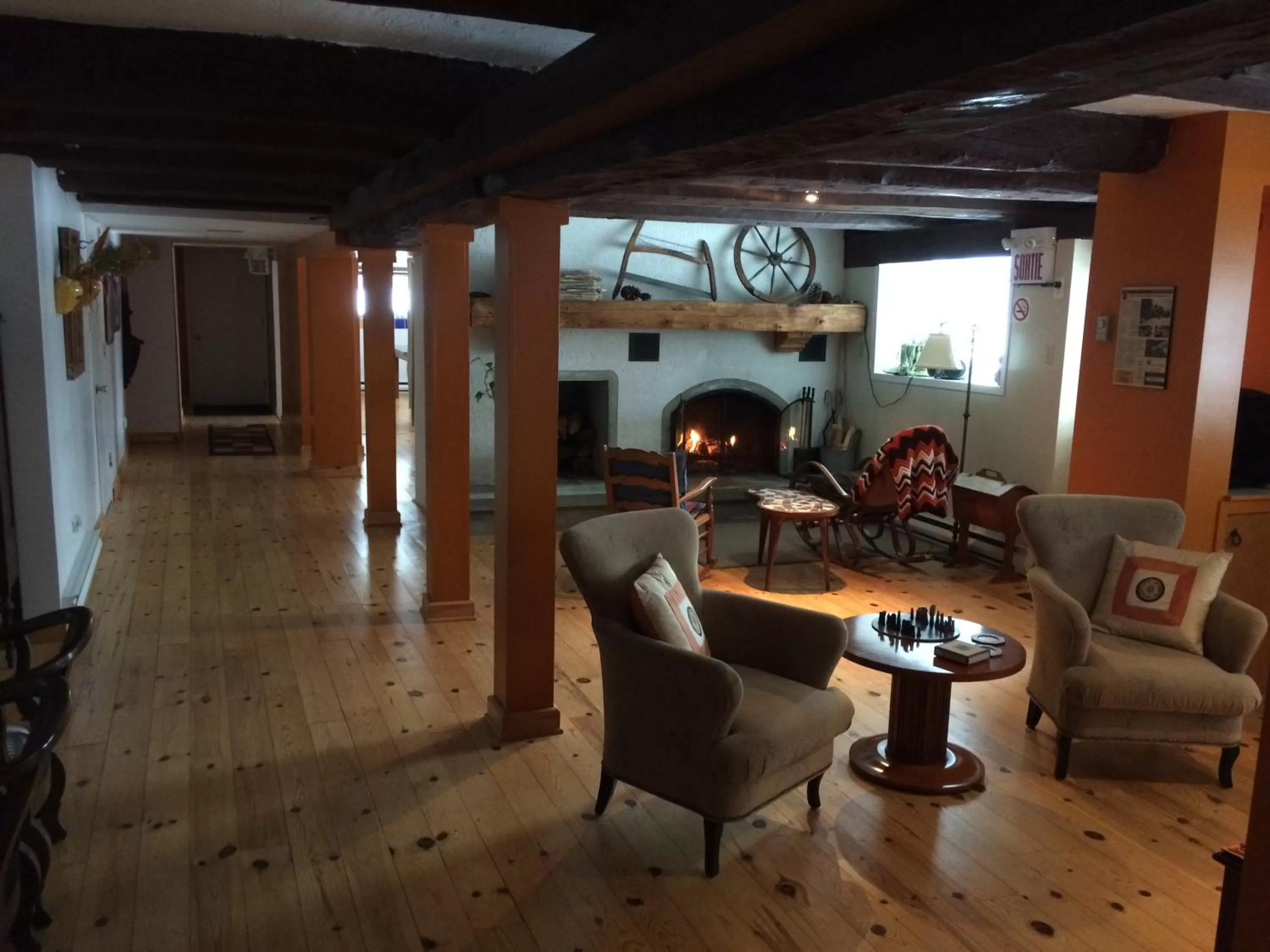 Communal lounge/ TV room in La Grange Country Inn