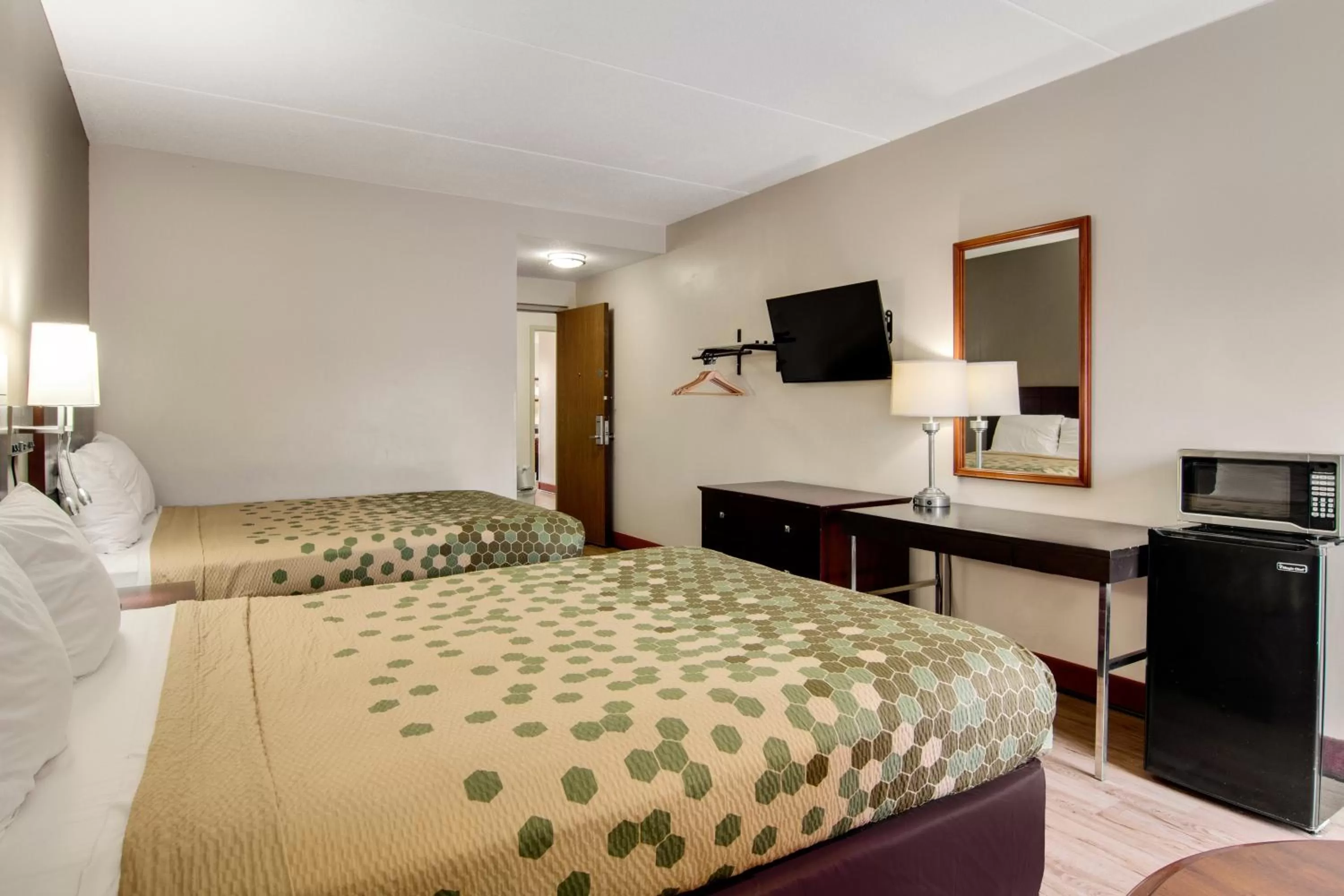 Bed in Econo Lodge Cadillac by Choice