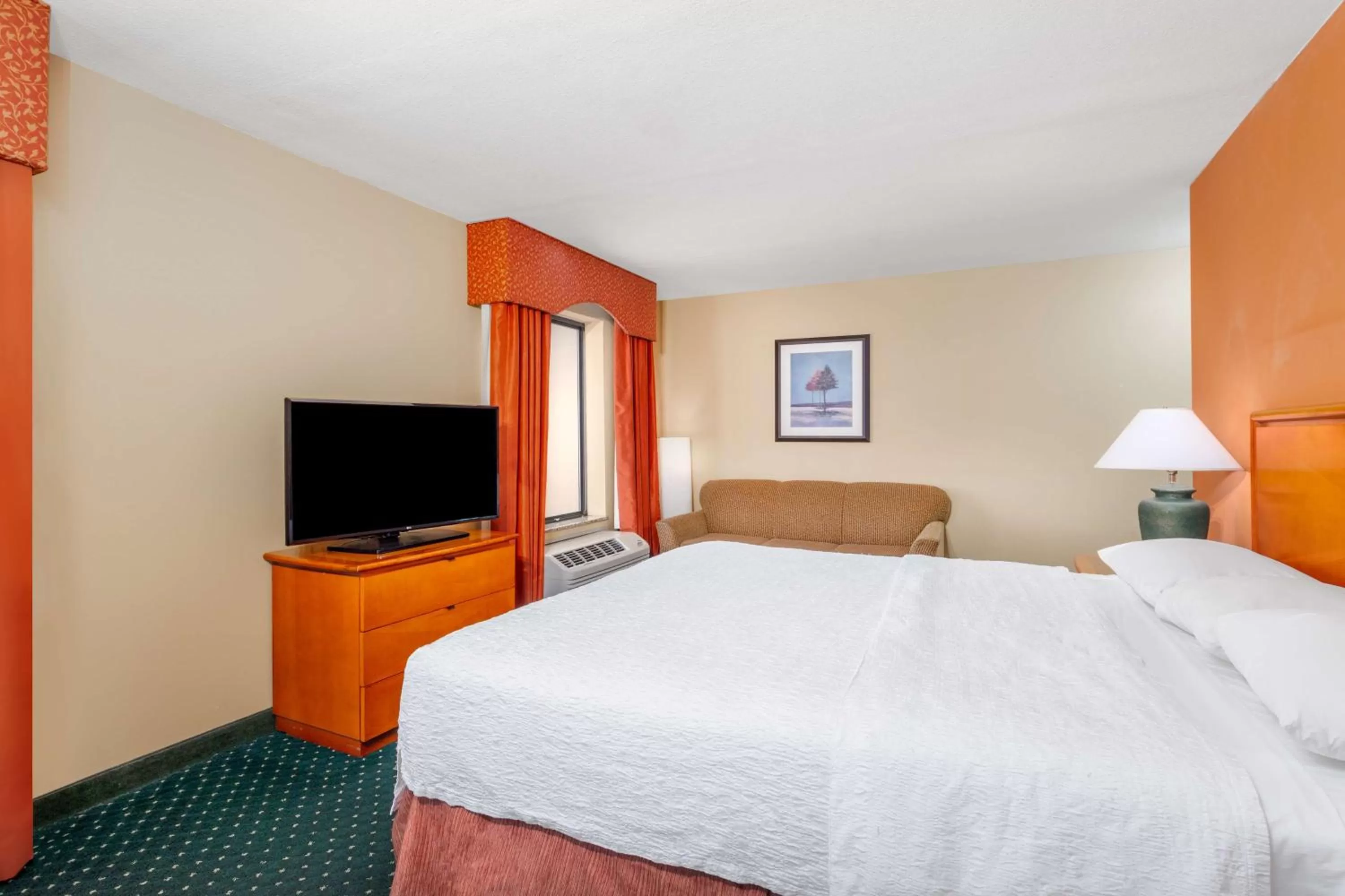Bed in Hampton Inn & Suites Sacramento-Elk Grove Laguna I-5