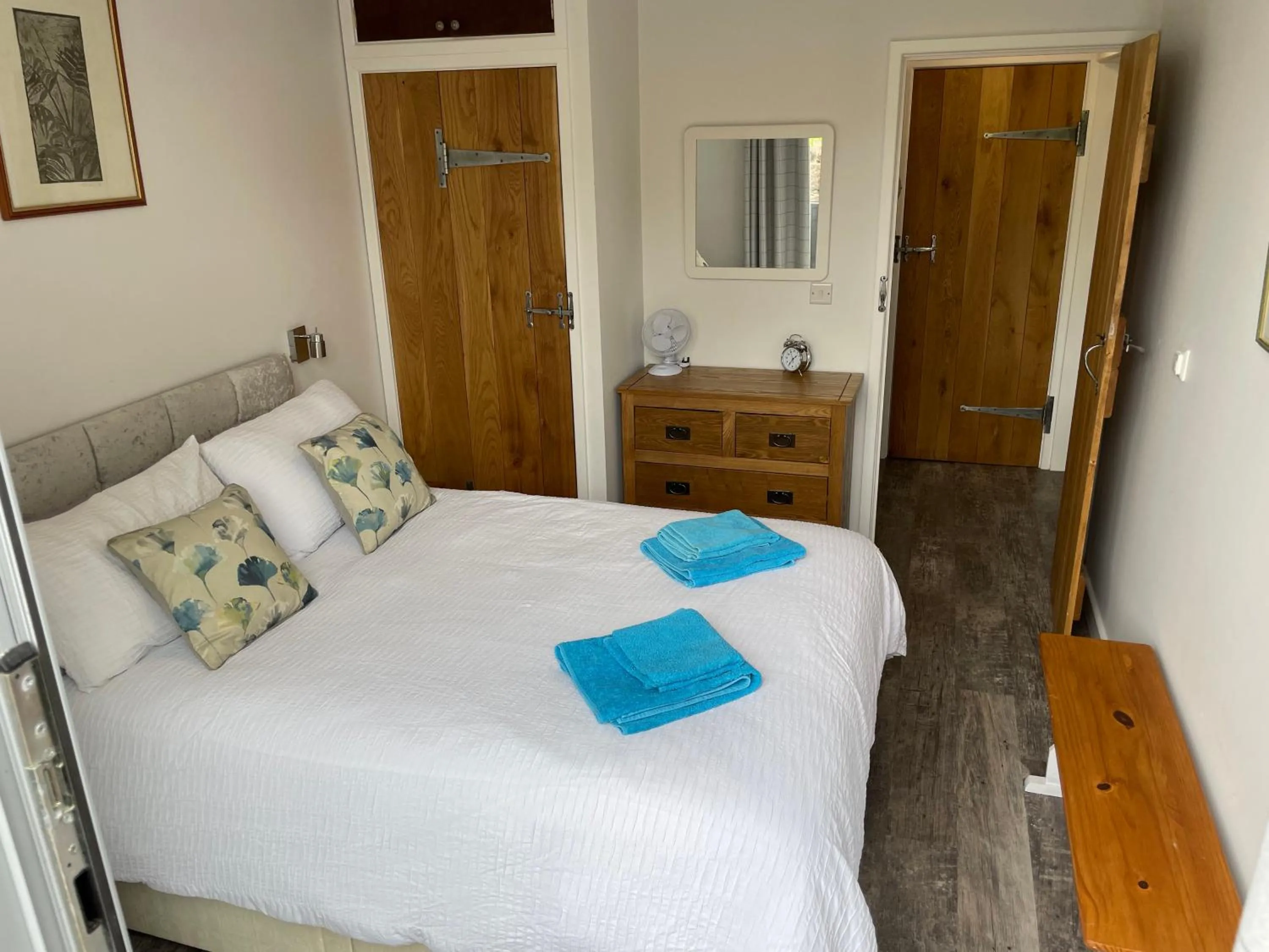 Bedroom, Bed in Pine Tree Lodge, Bridgnorth
