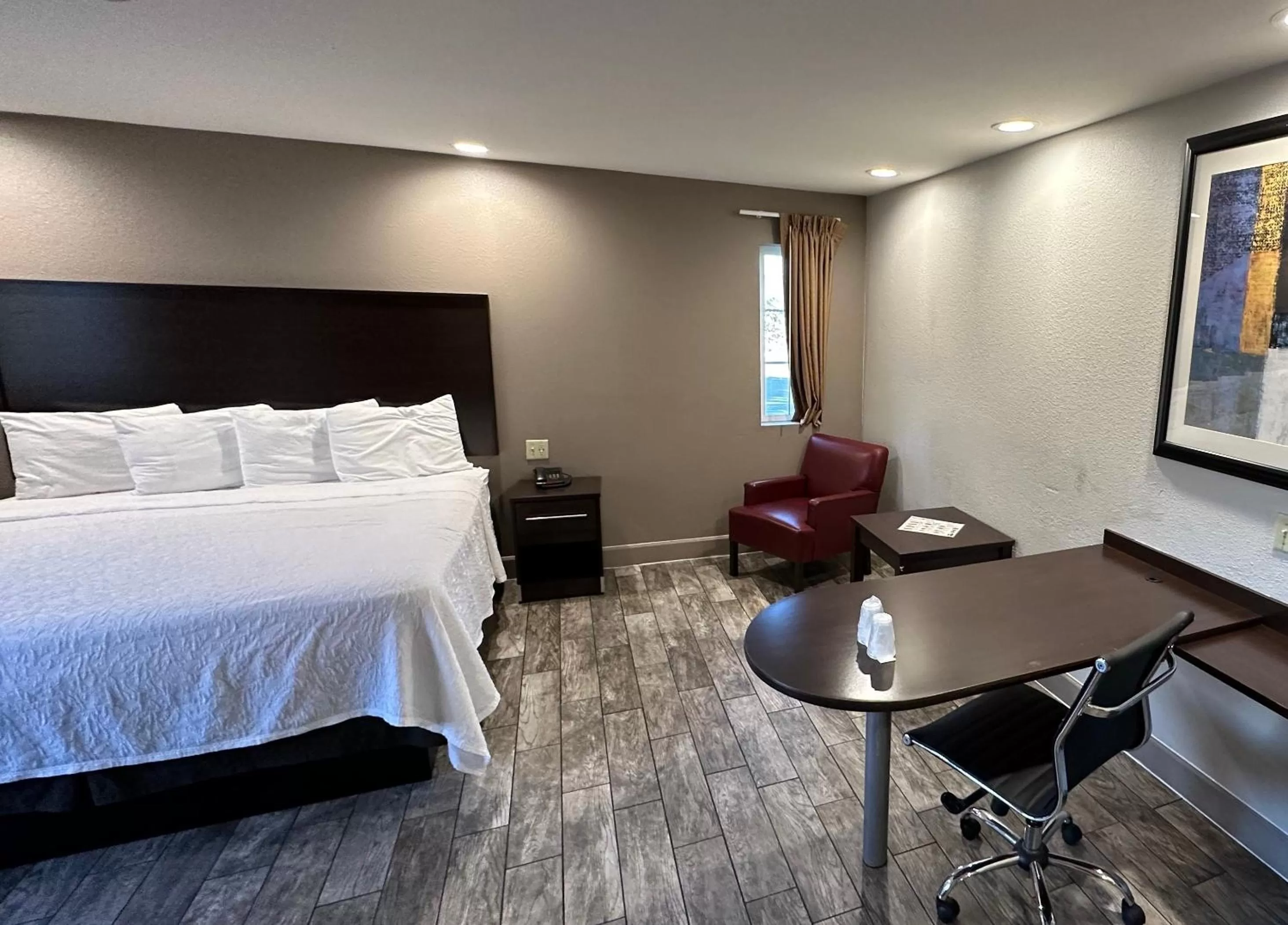 Photo of the whole room, Bed in Red Roof Inn Hayward