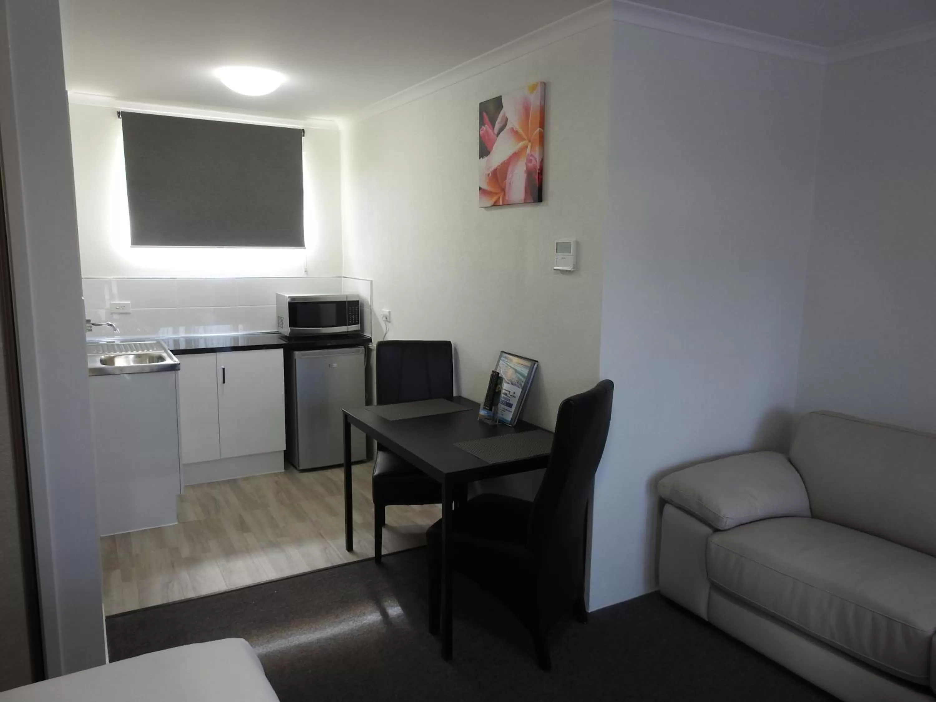 Kitchen or kitchenette in Frankston Motel