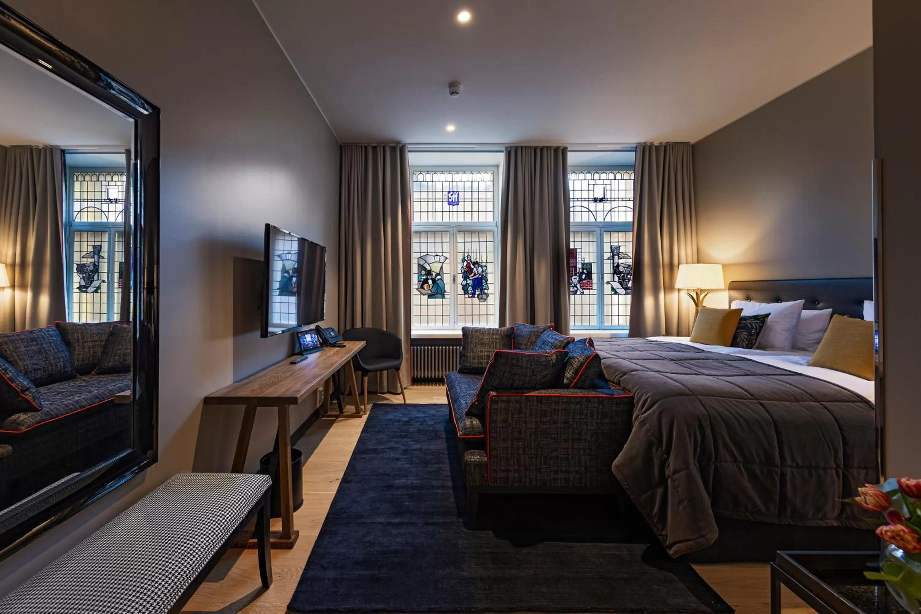 Communal lounge/ TV room, Bed in Hotel F6