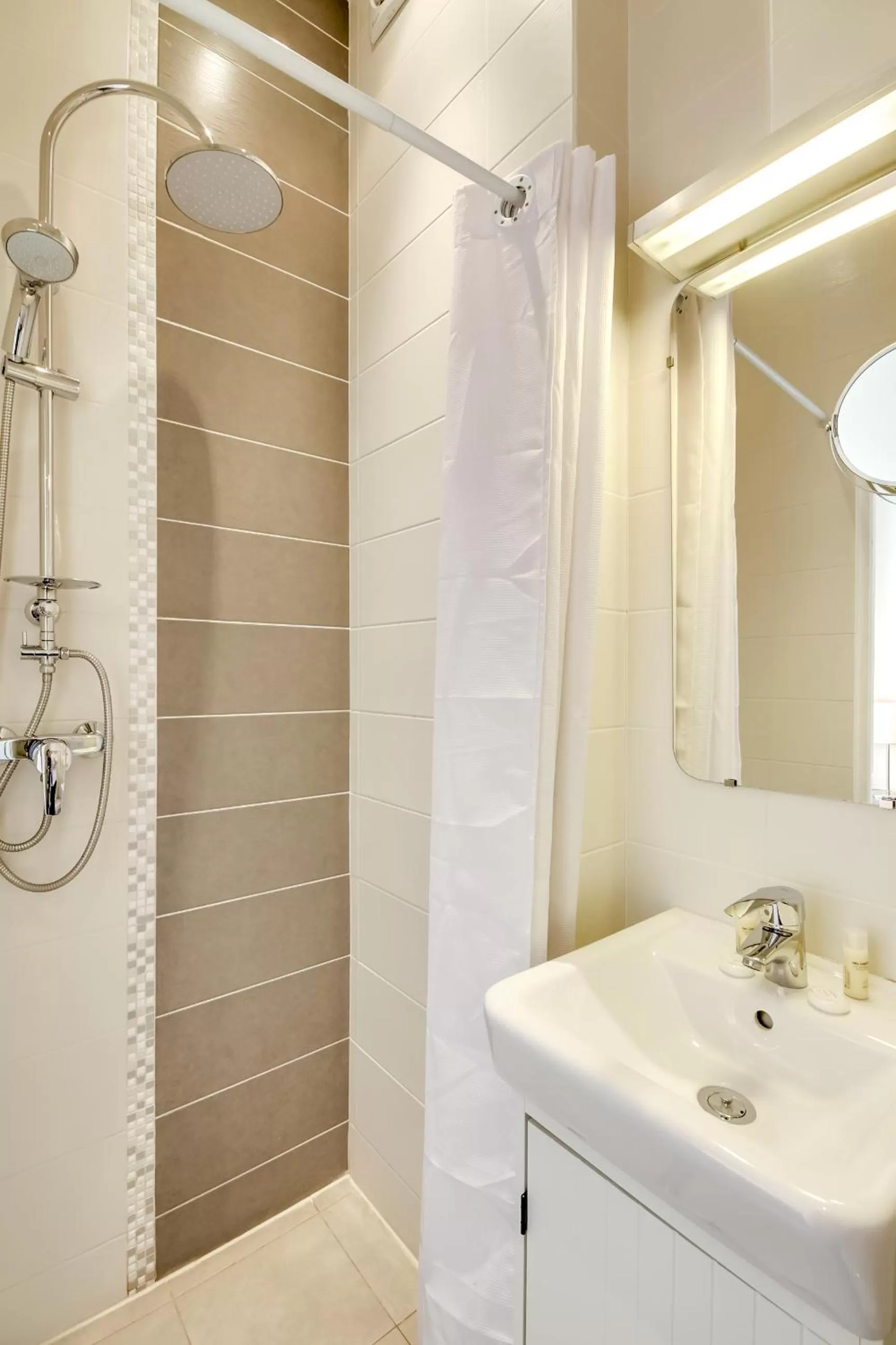 Bathroom in Hôtel Le Mondon Metz