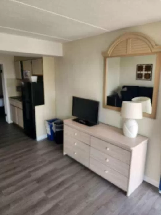 TV/Entertainment Center in Yankee Clipper Resort Motel