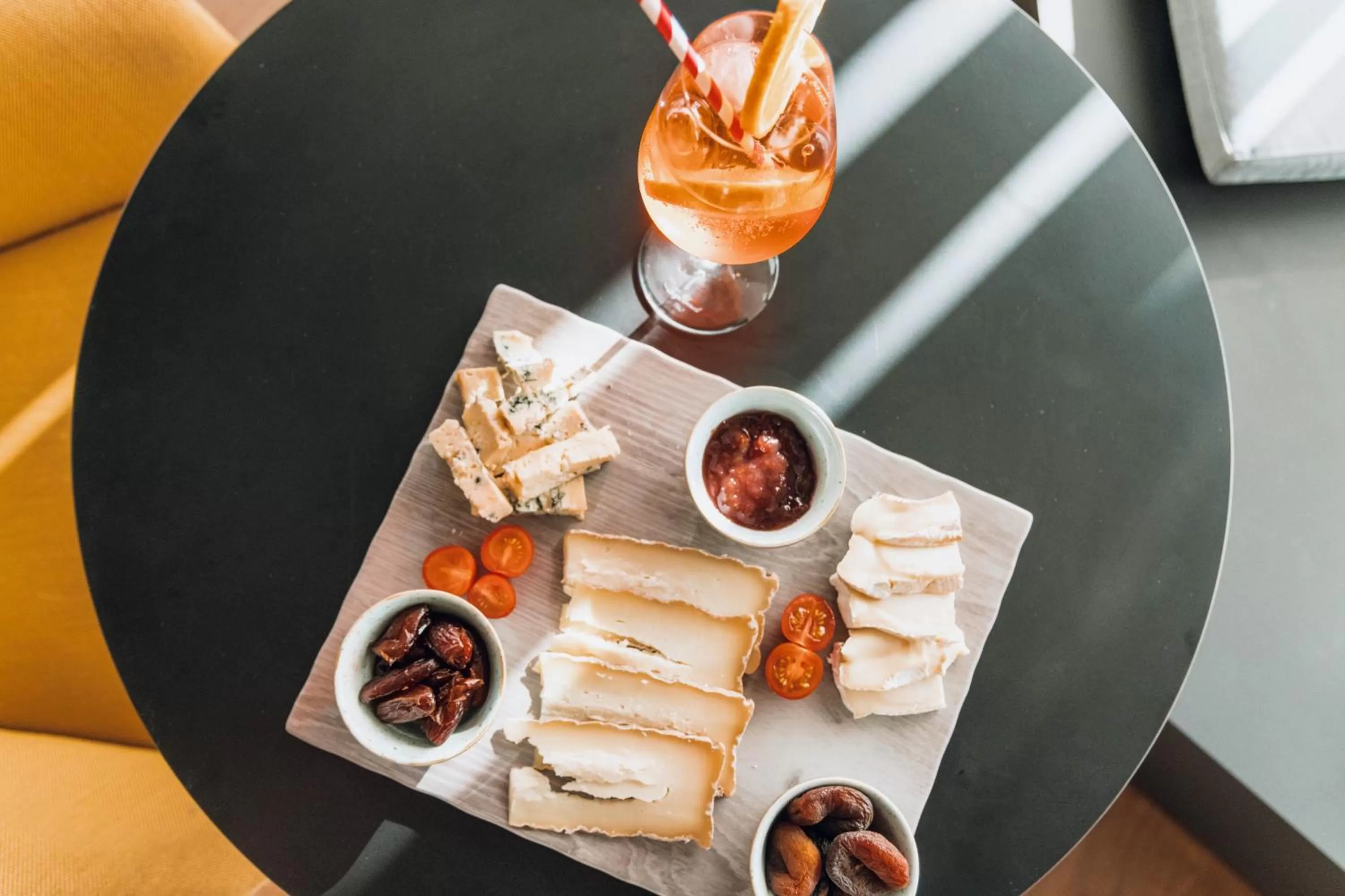 Lounge or bar in greet Hotel La Rochelle Centre