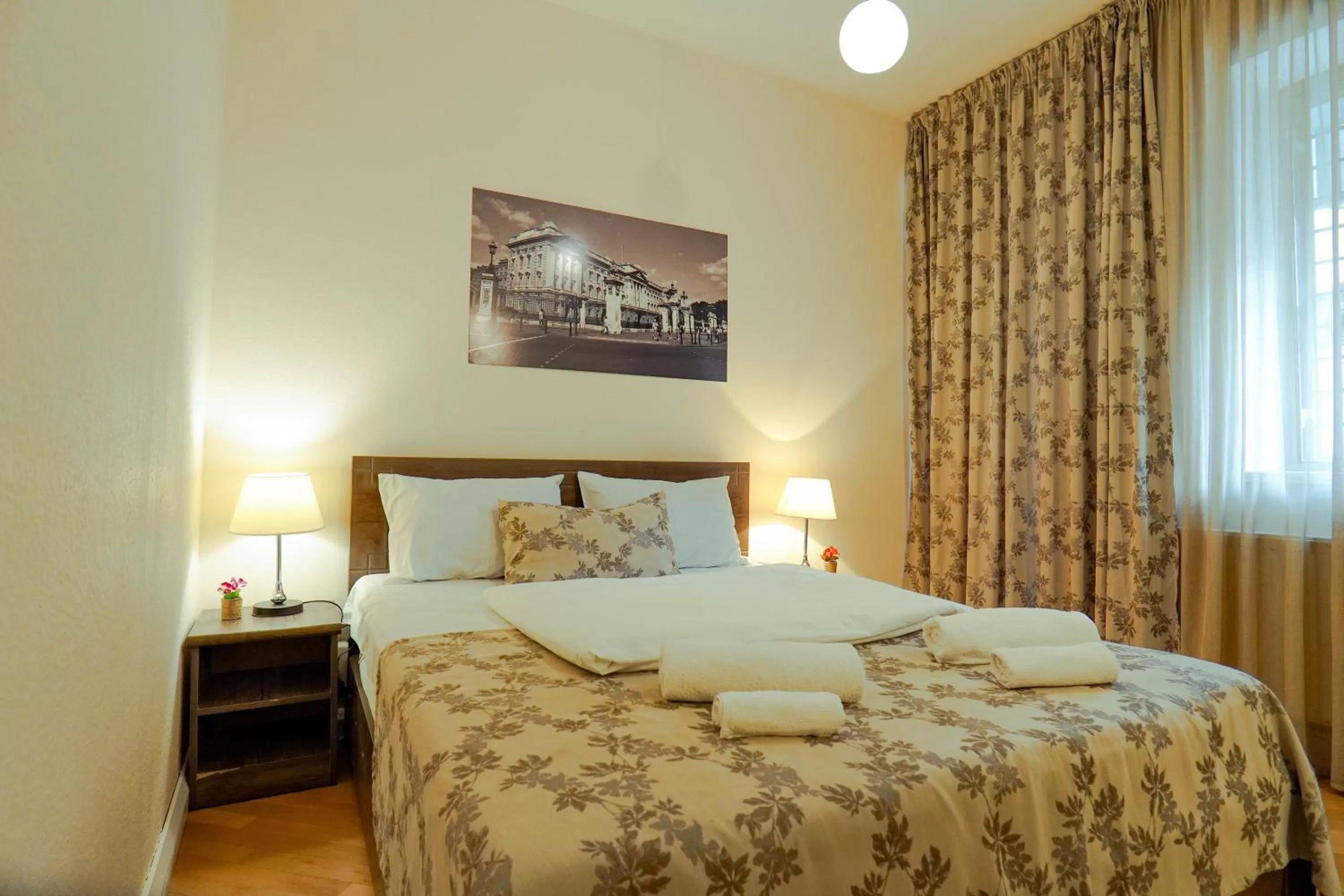 Bedroom, Bed in Check-In Hotel