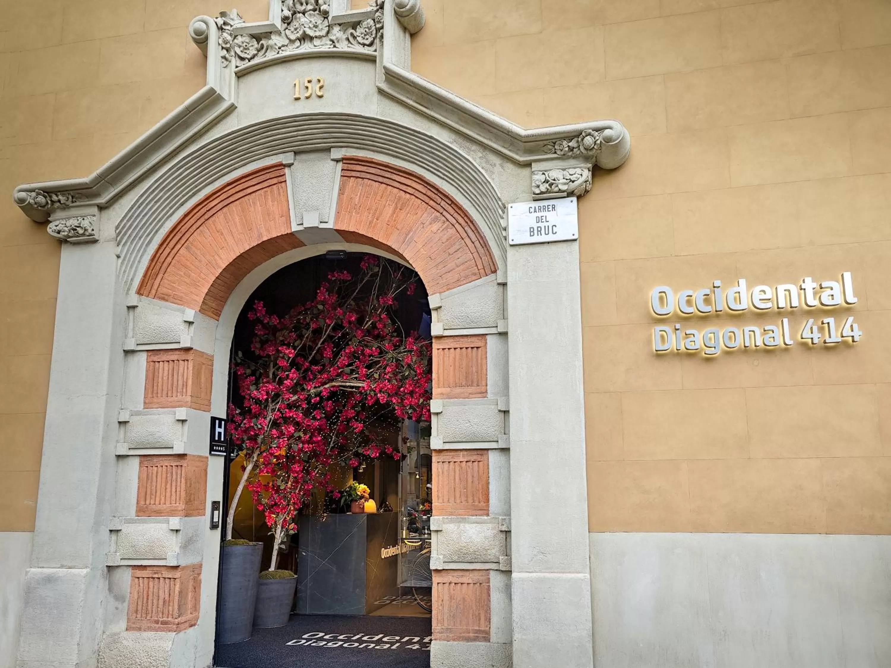 Facade/entrance in Occidental Diagonal 414