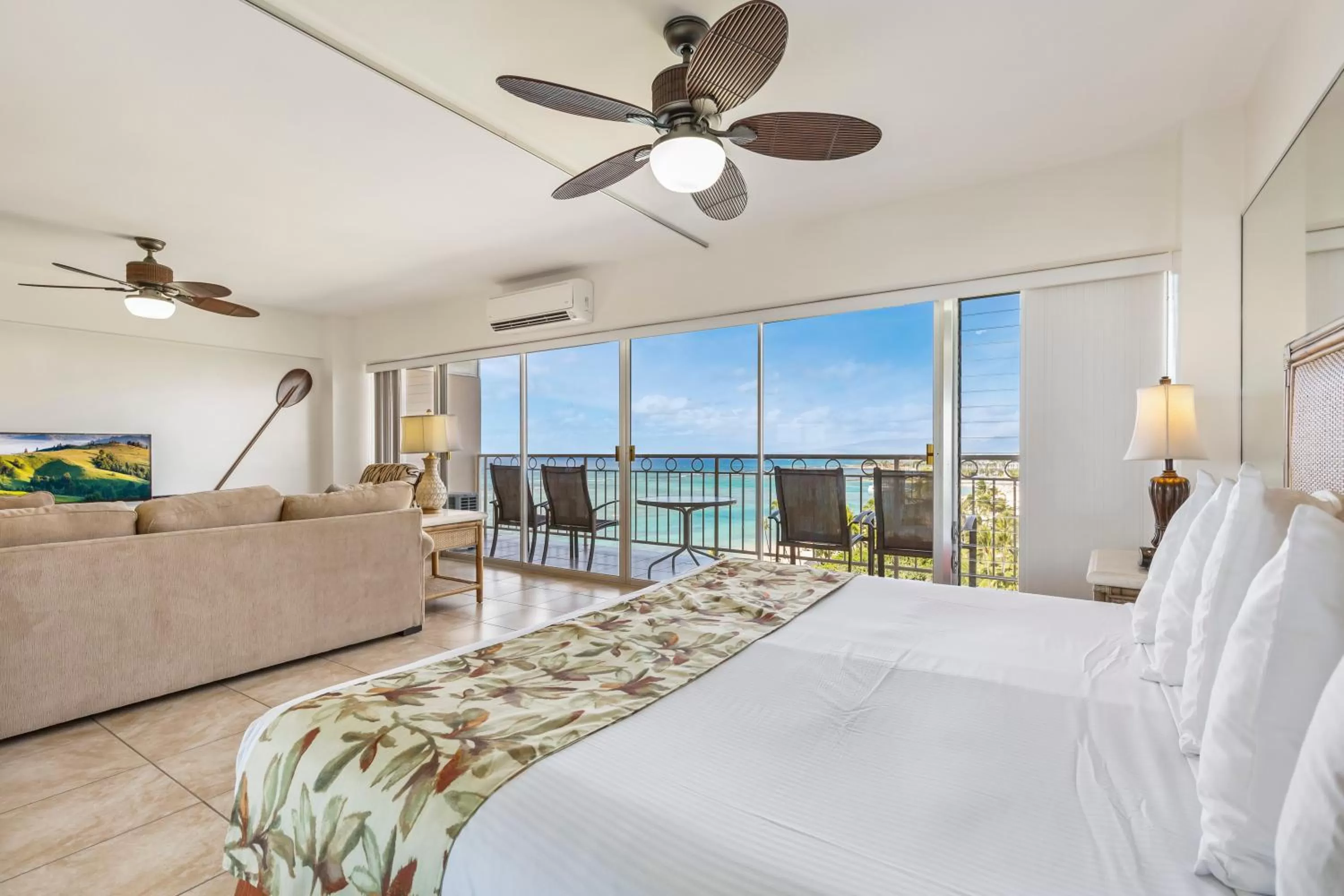 View (from property/room), Bed in Castle Waikīkī Shore