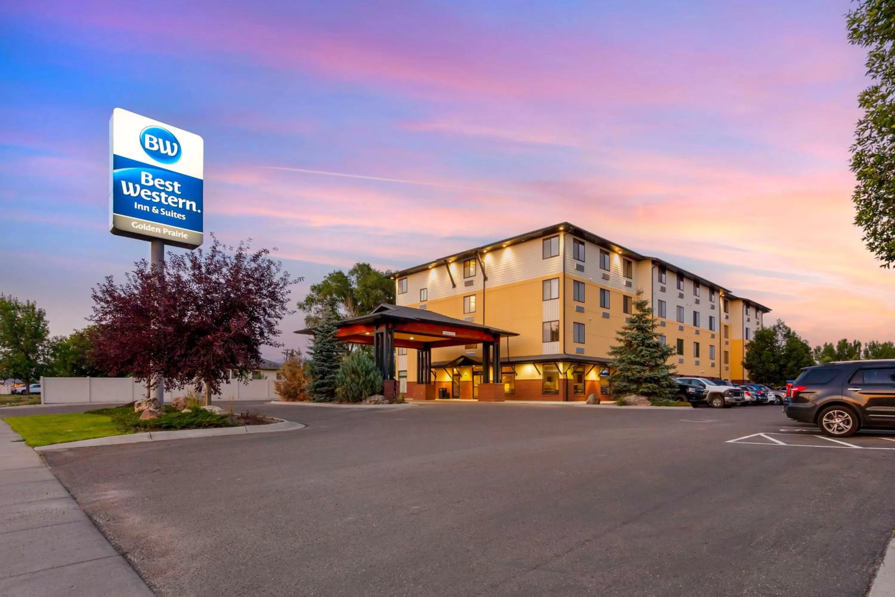 Property building in Best Western Golden Prairie Inn and Suites