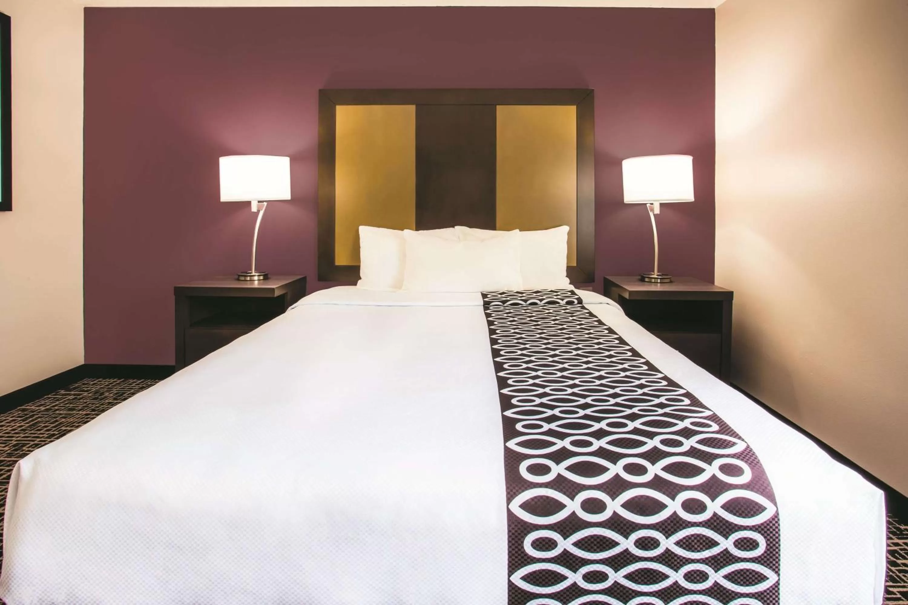 Photo of the whole room, Bed in La Quinta by Wyndham Cincinnati NE - Mason