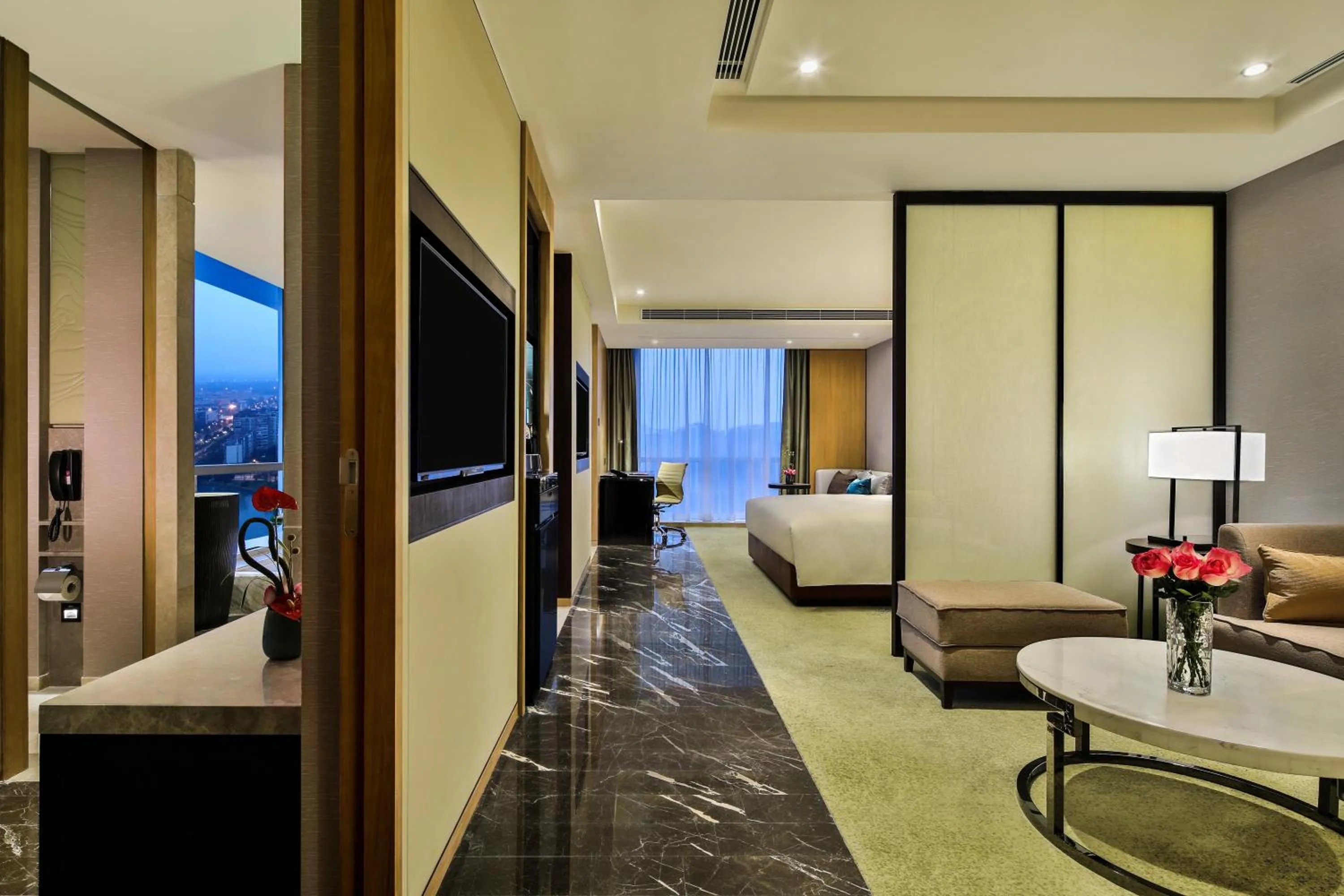 Photo of the whole room, Bed in Crowne Plaza Chengdu Wenjiang by IHG