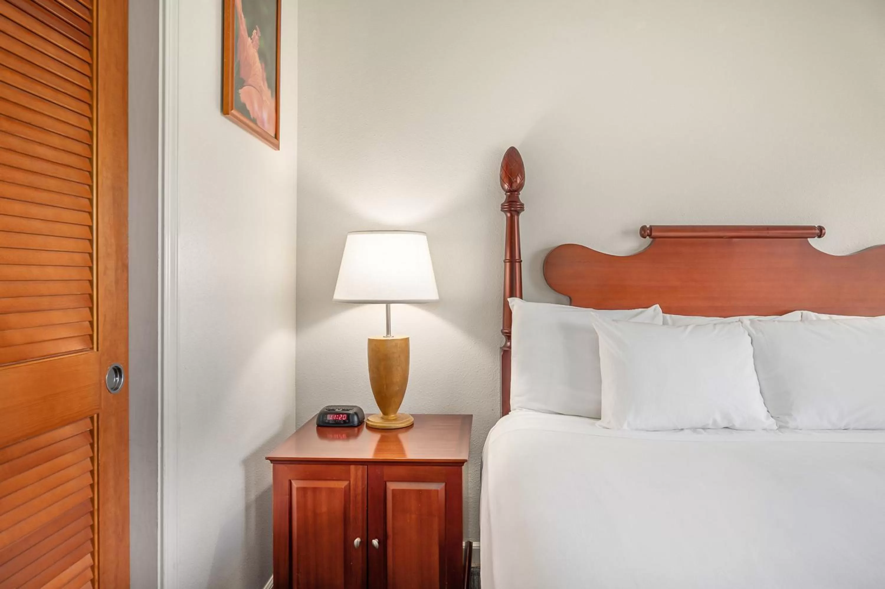 Bedroom, Bed in Maui Beach Hotel