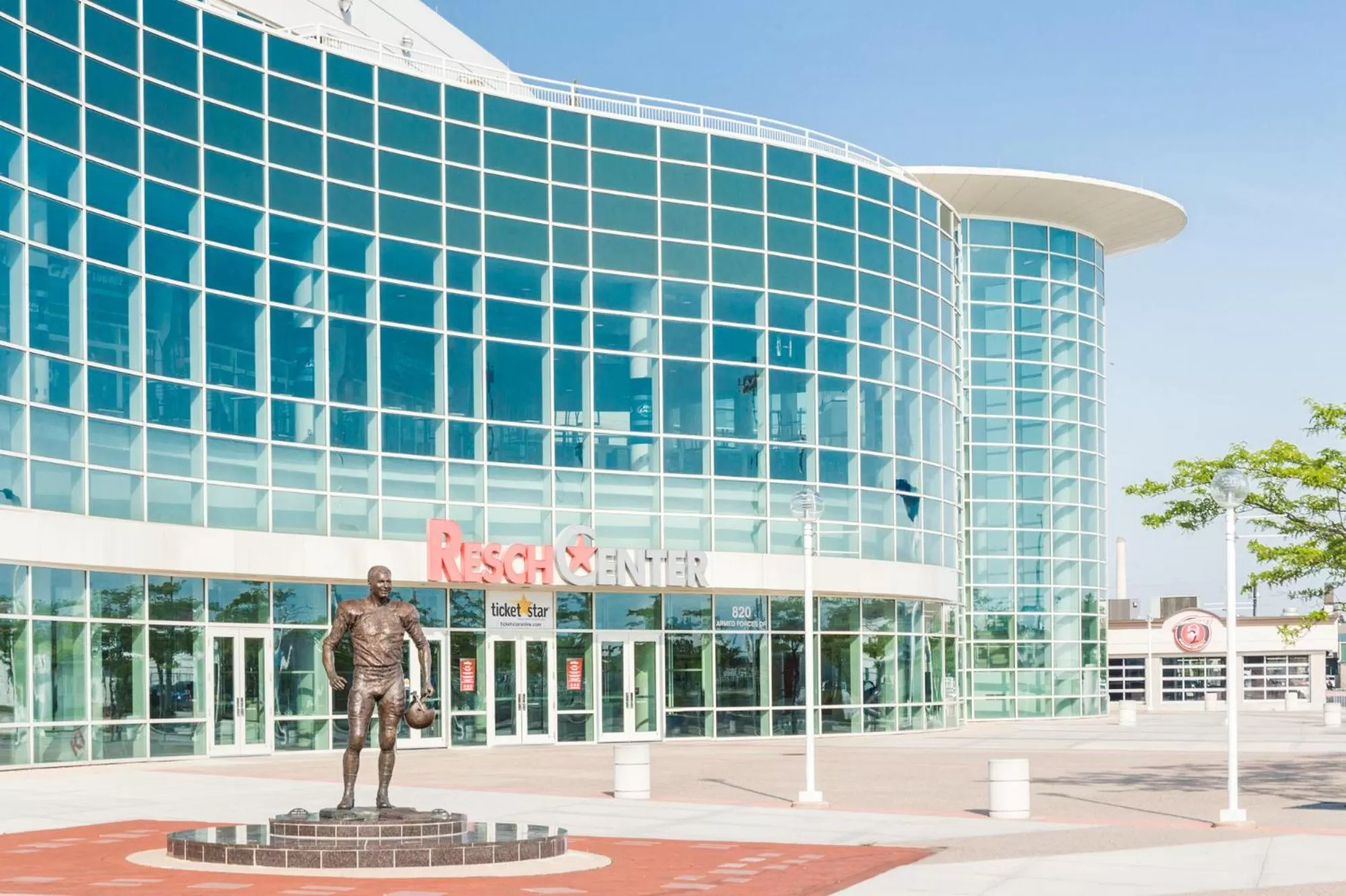 Property building in Super 8 by Wyndham Green Bay Near Stadium