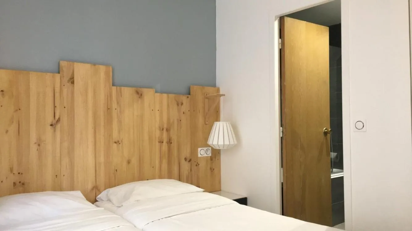 Photo of the whole room, Bed in Hôtel du Maine