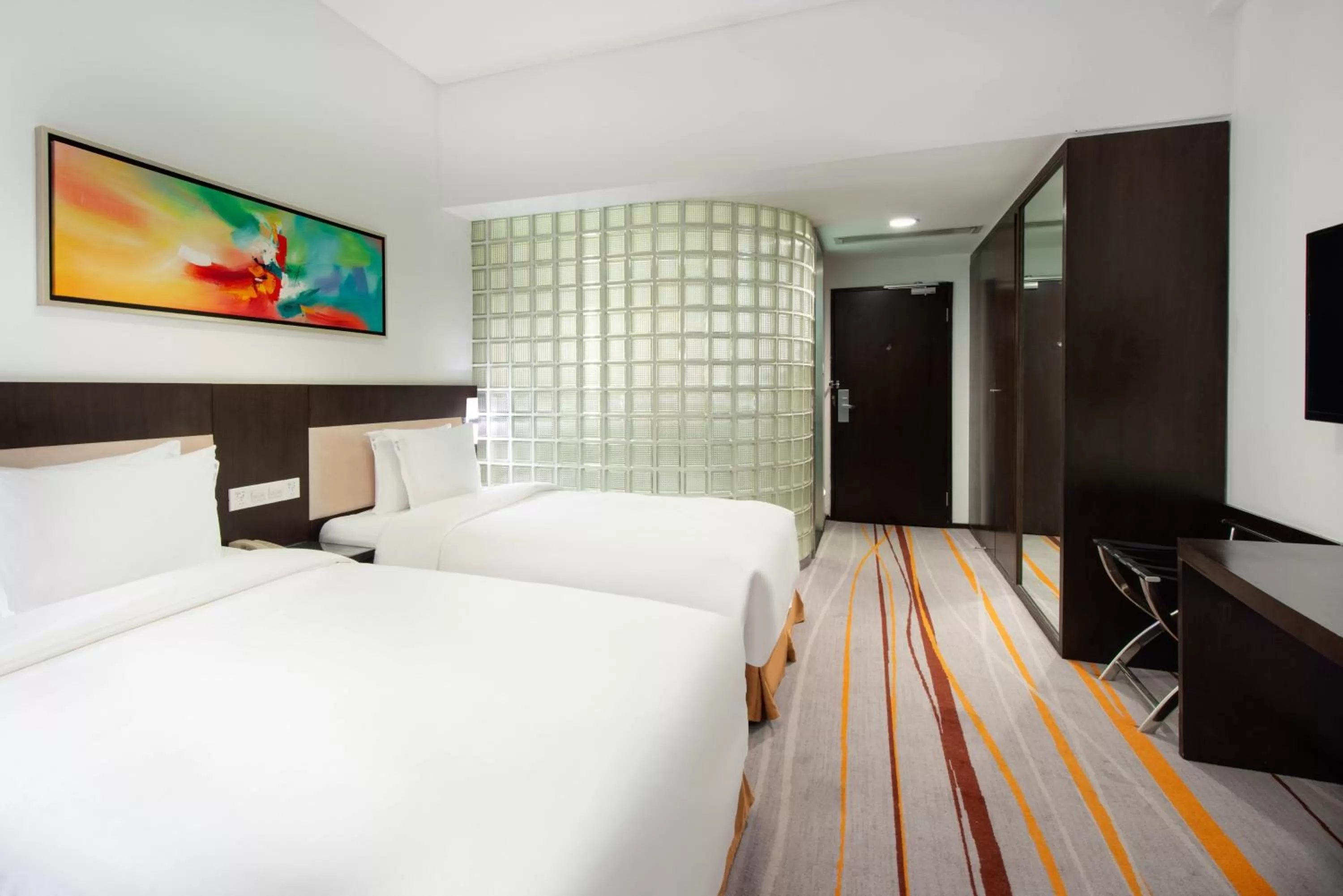 Photo of the whole room, Bed in Holiday Inn Express Chengdu Gulou