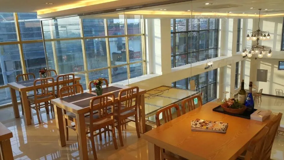 Restaurant/places to eat in Rezion Hotel