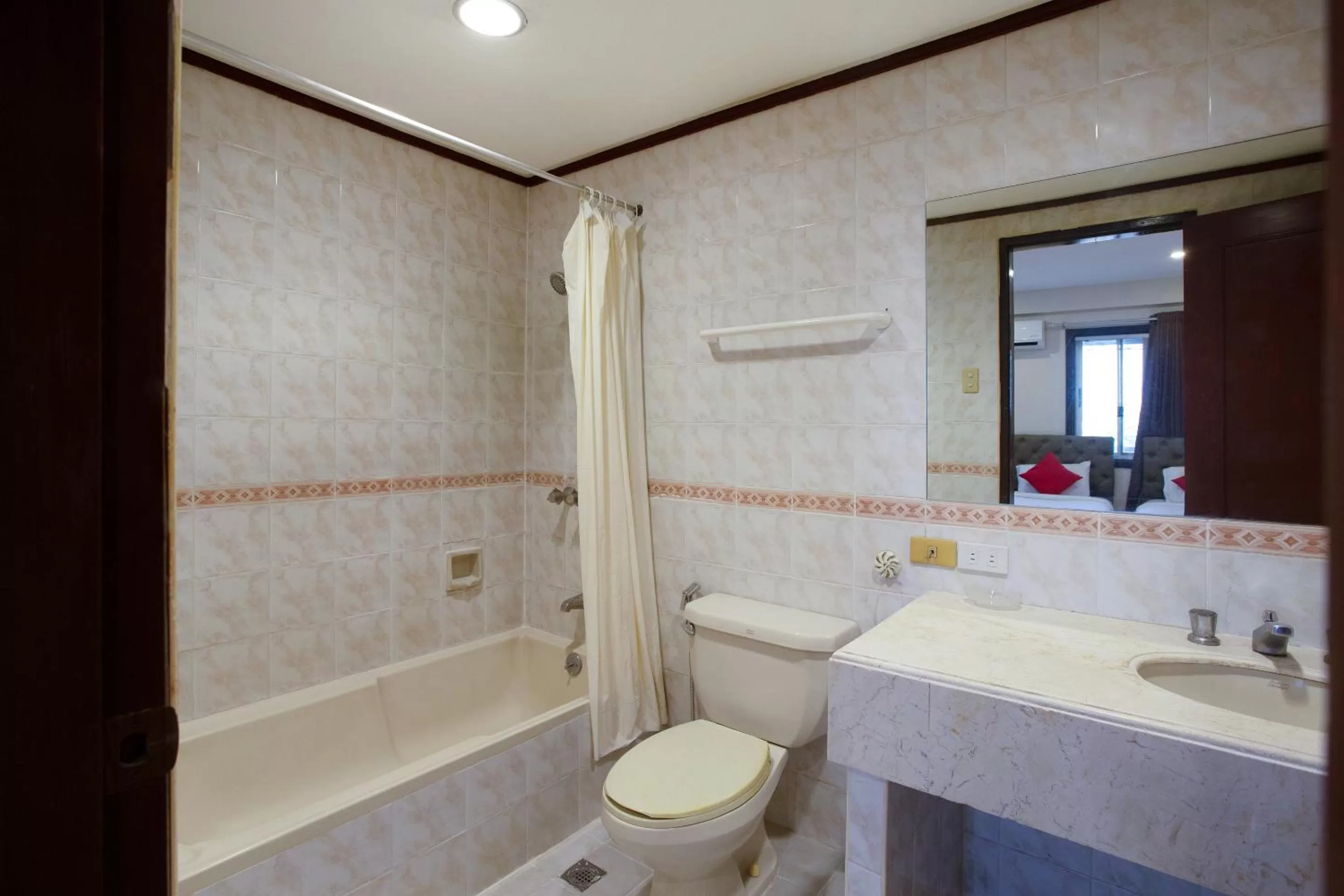 Bathroom in OYO 414 Humberto's Hotel