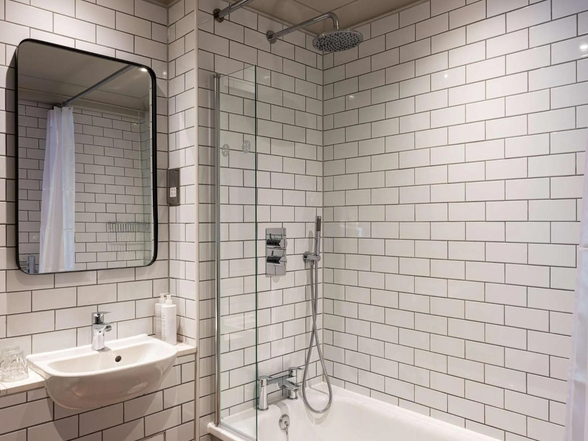 Bathroom in Dukes Head Hotel