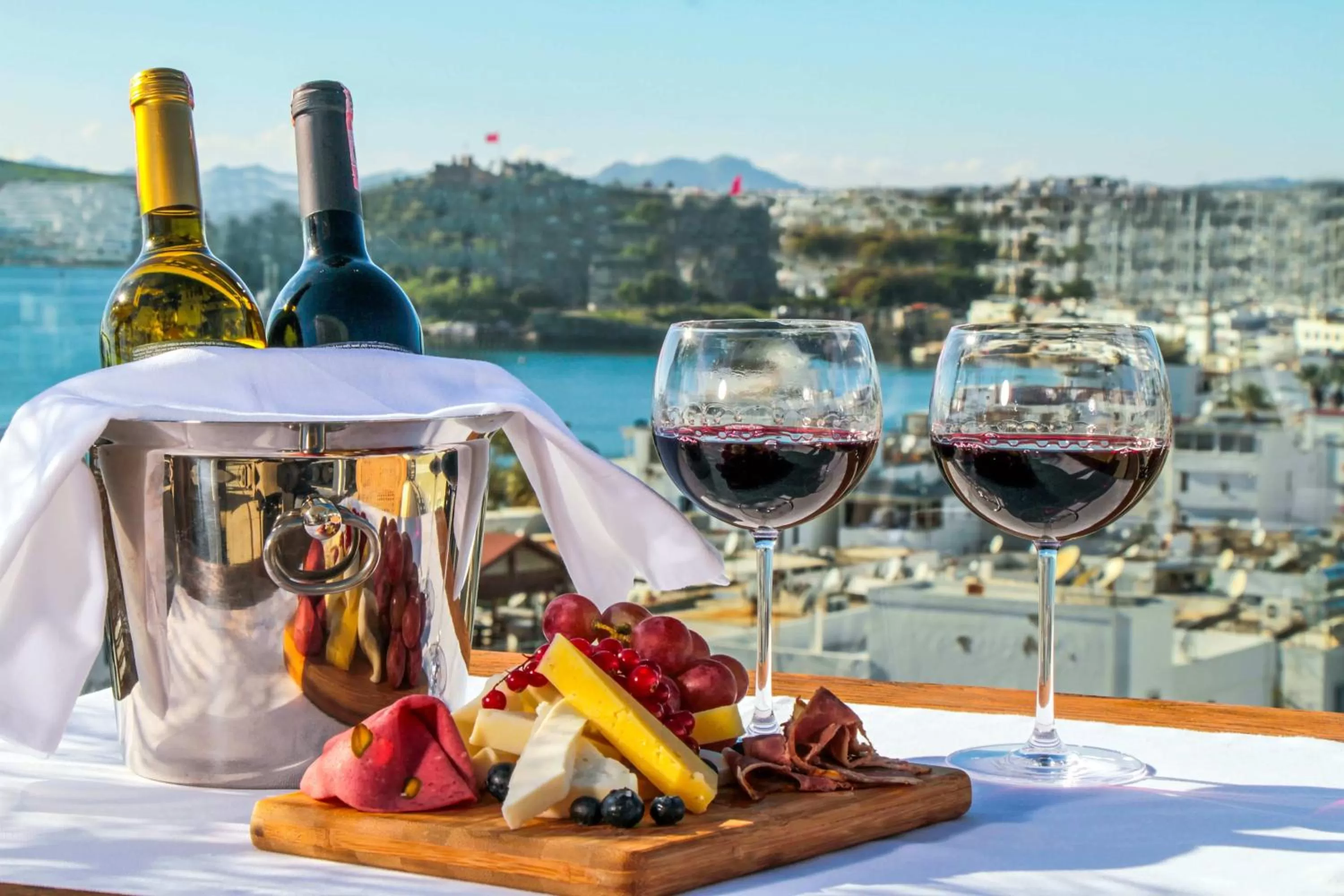 Restaurant/places to eat in Ena Boutique Hotel & Residences