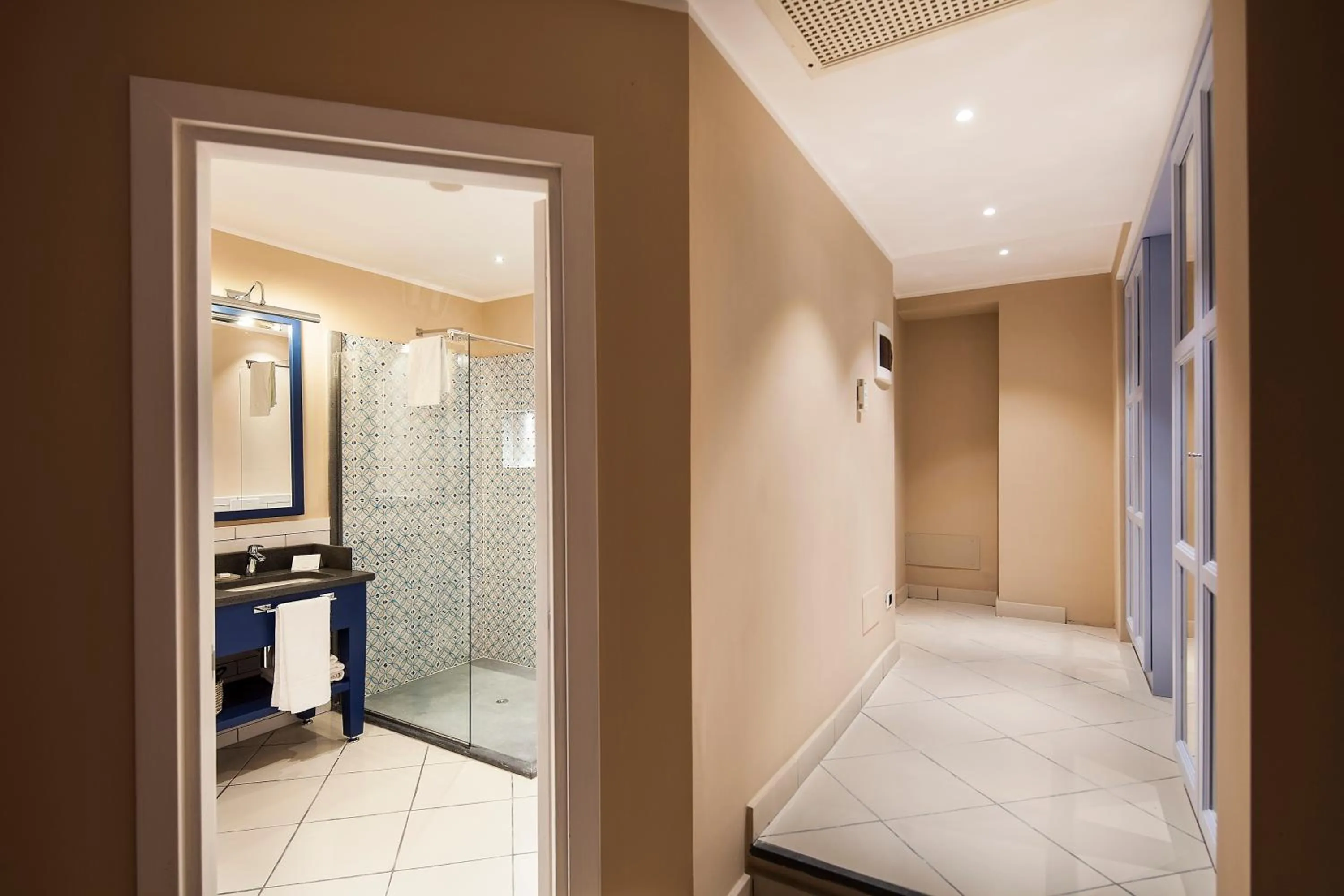 Shower in Therasia Resort Sea and SPA - The Leading Hotels of the World