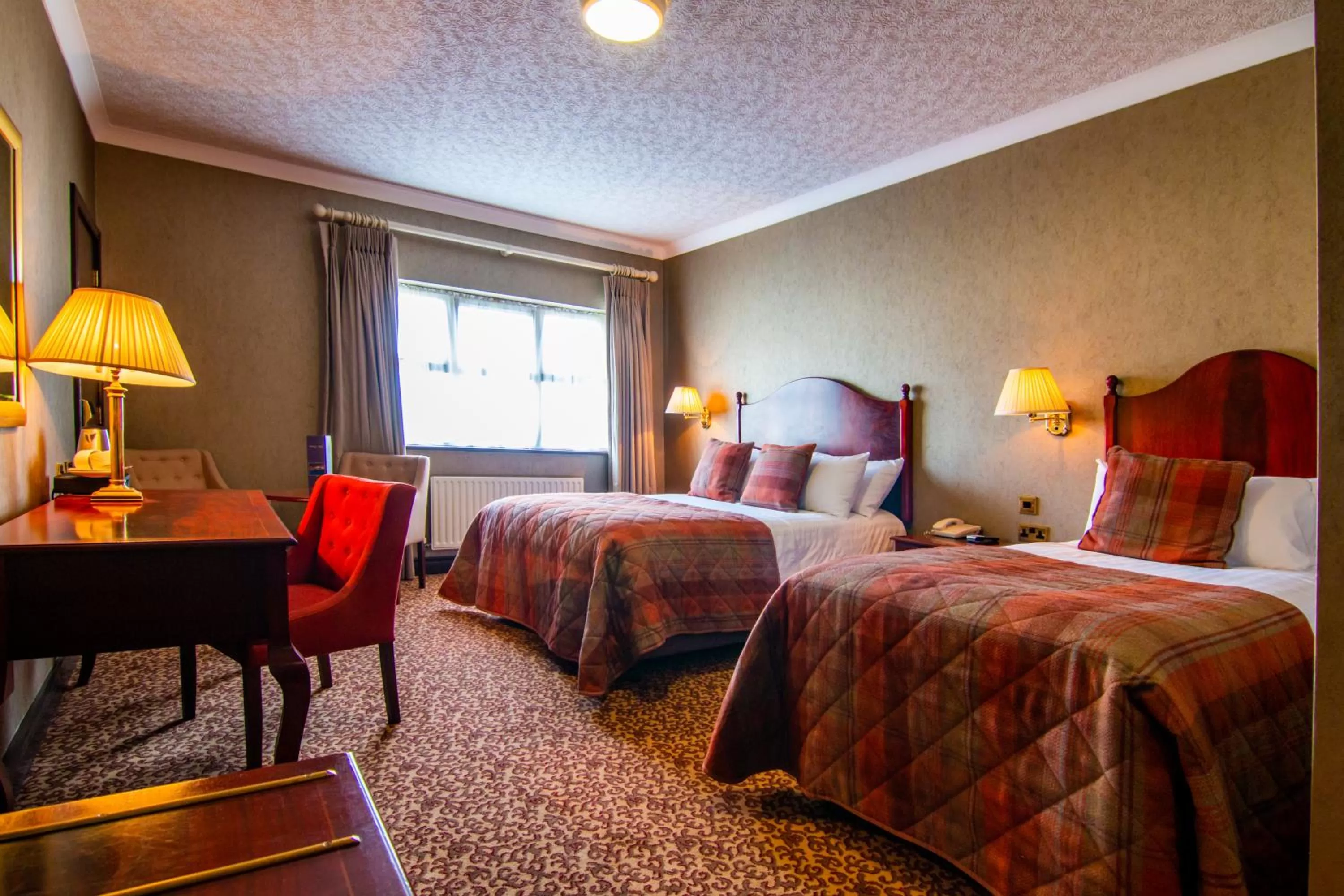 Bedroom, Bed in Seven Oaks Hotel