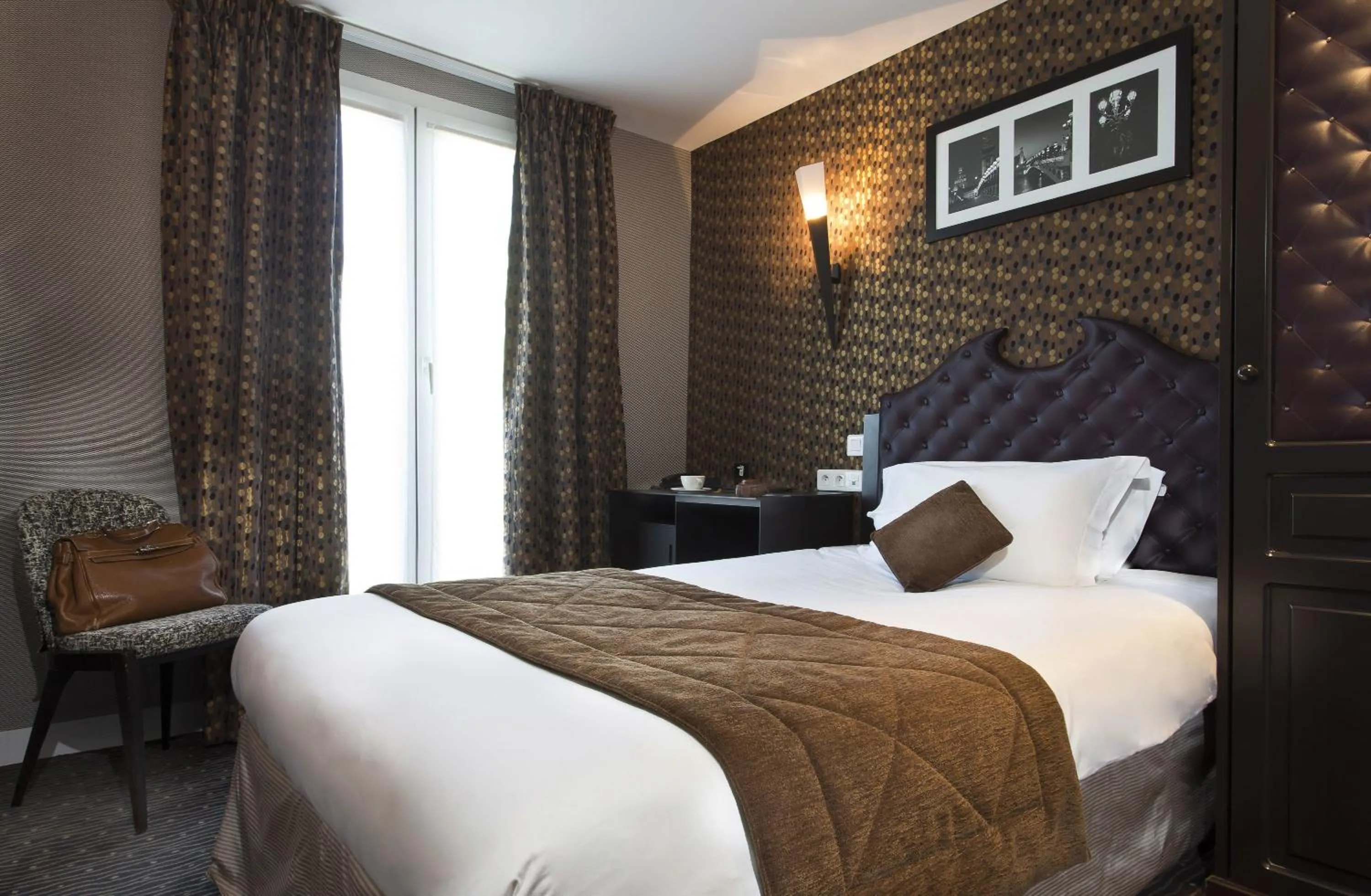 Photo of the whole room, Bed in Hôtel Du Prince Eugène