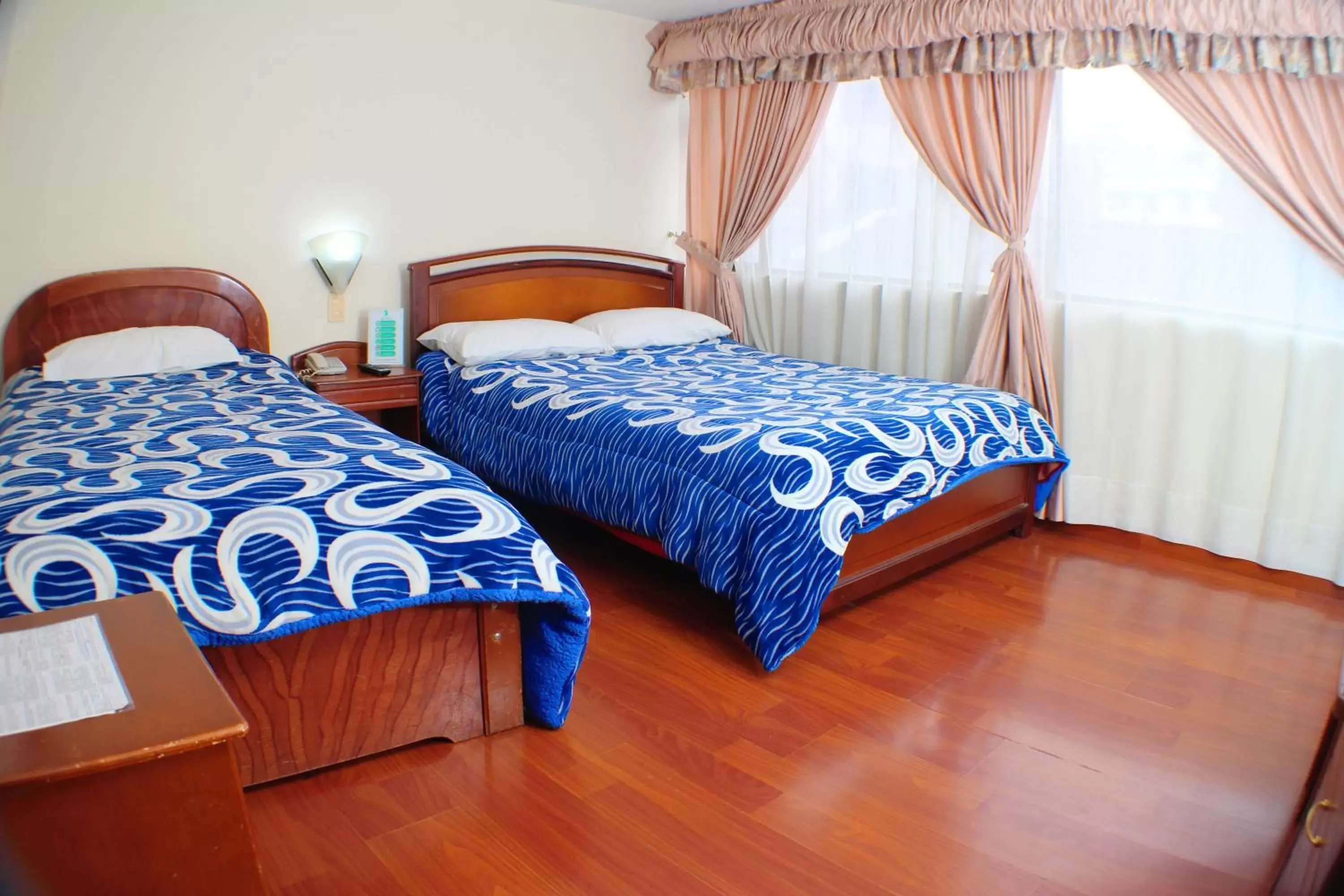 Triple Room in Hotel Santa Isabel 2 Triple Room in Hotel Santa Isabel 2