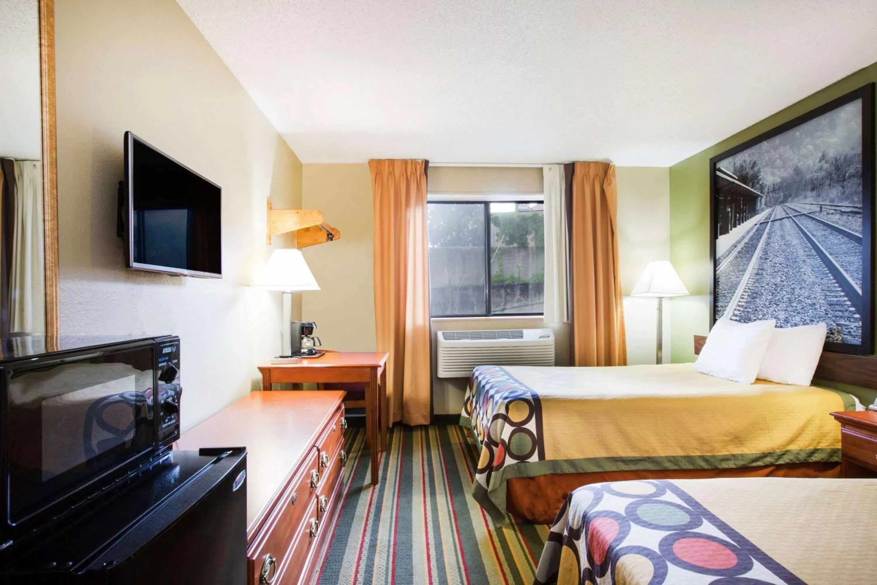 Photo of the whole room in Super 8 by Wyndham Beckley