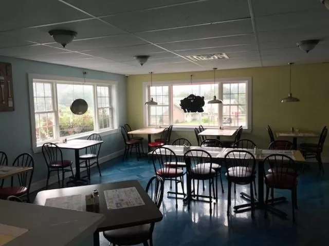 Restaurant/Places to Eat in Lake Inn