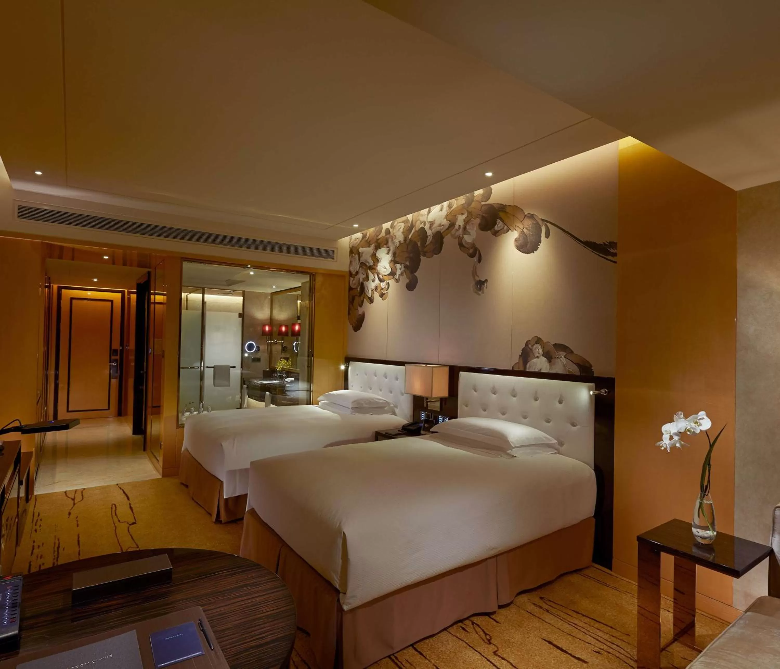 Photo of the whole room, Bed in Hilton Zhengzhou