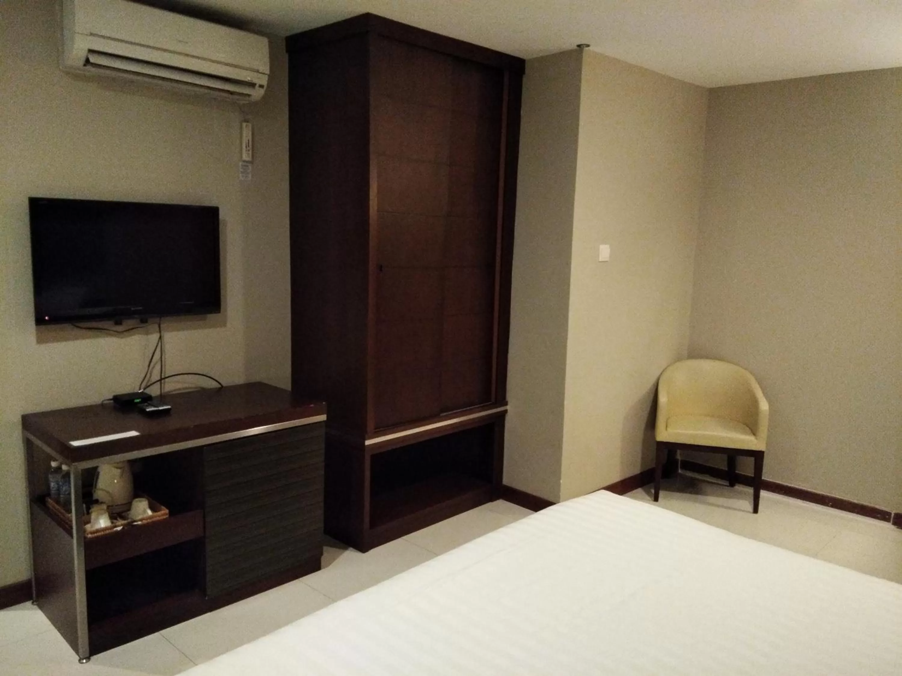 Photo of the whole room, Bed in Kinabalu Daya Hotel