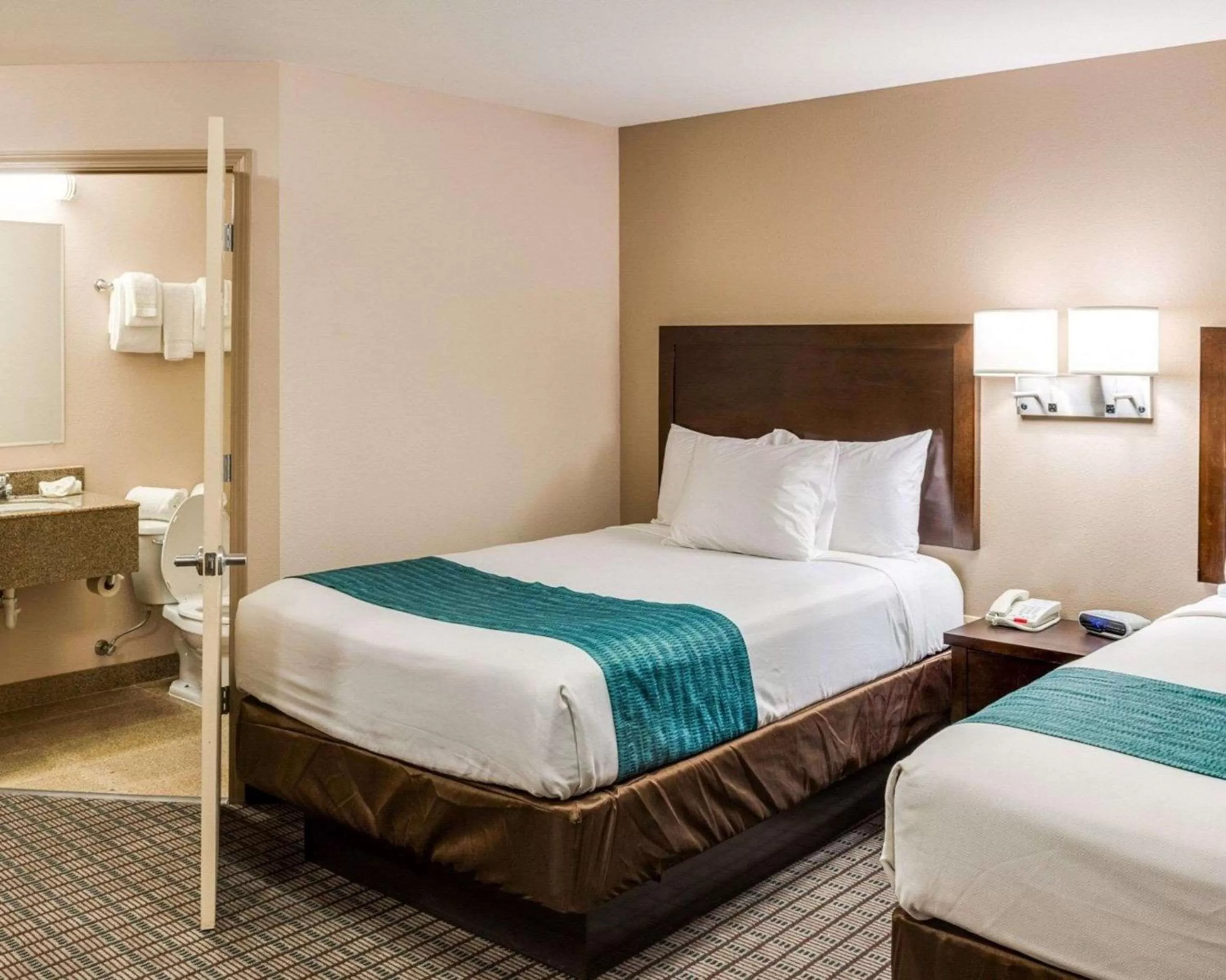 Bathroom, Bed in Suburban Studios Avondale