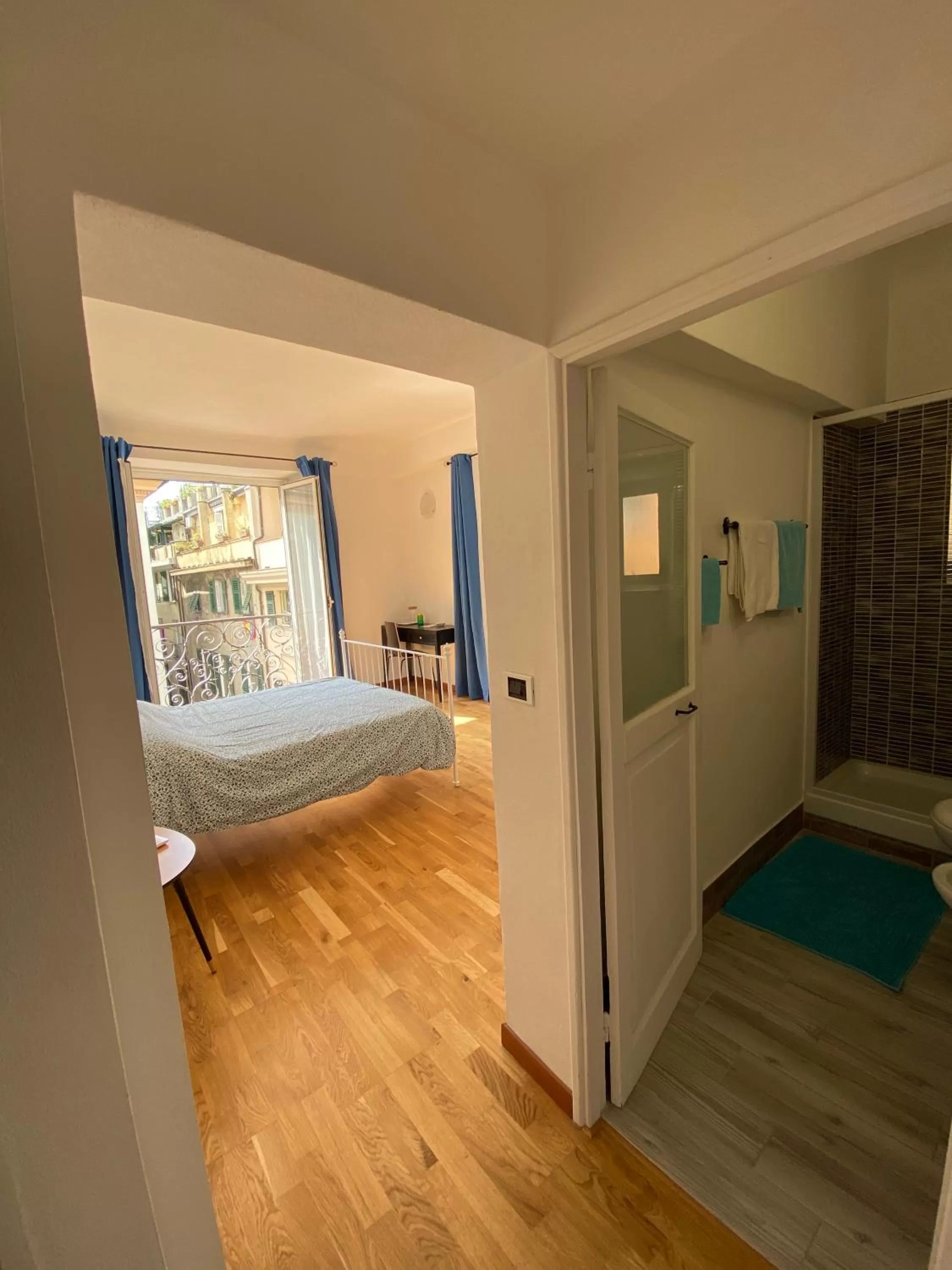 Shower, Bed in B&B DORMIRE DAI GRIMALDI