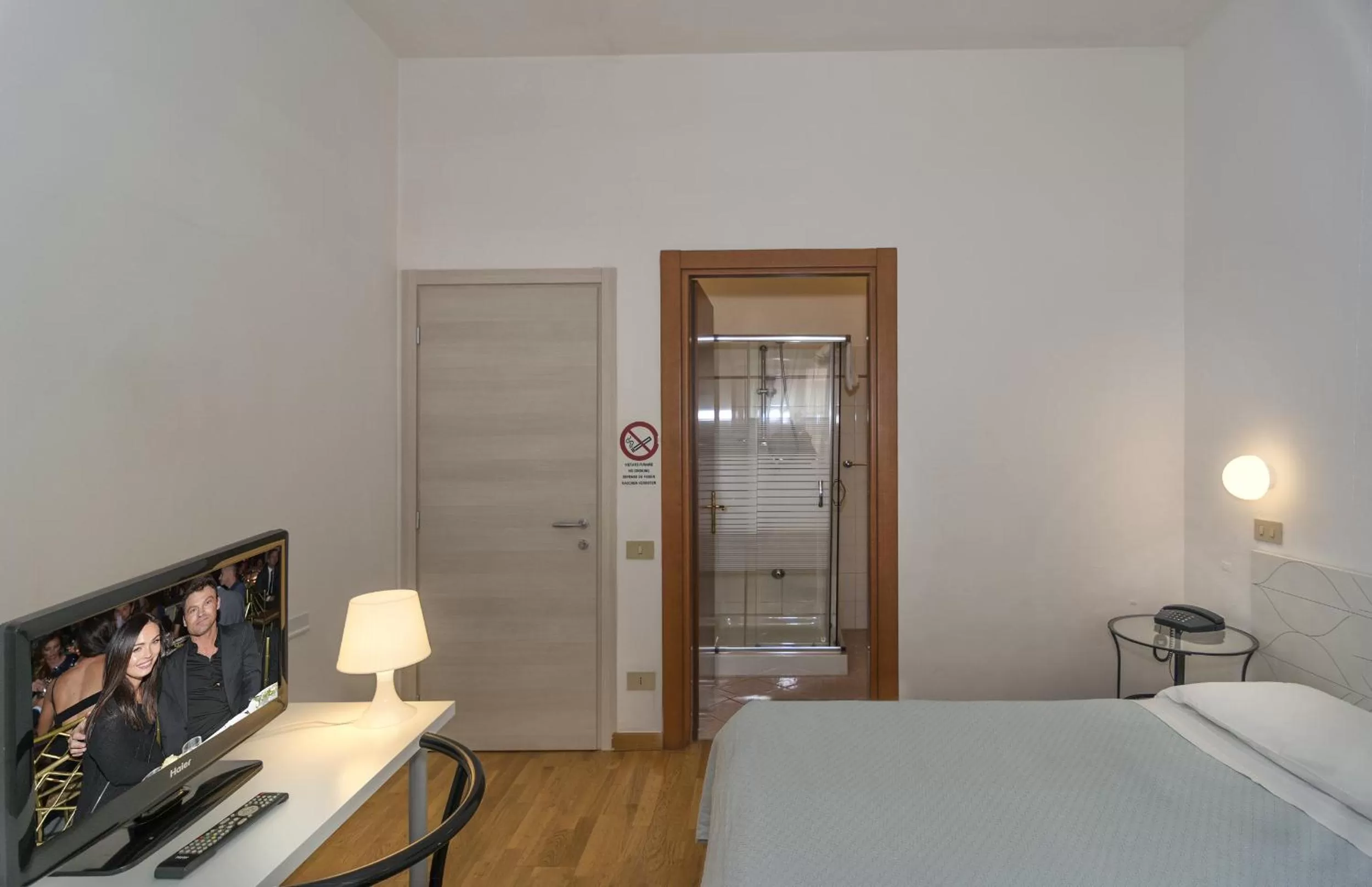 Bathroom, Bed in Hotel Cecile