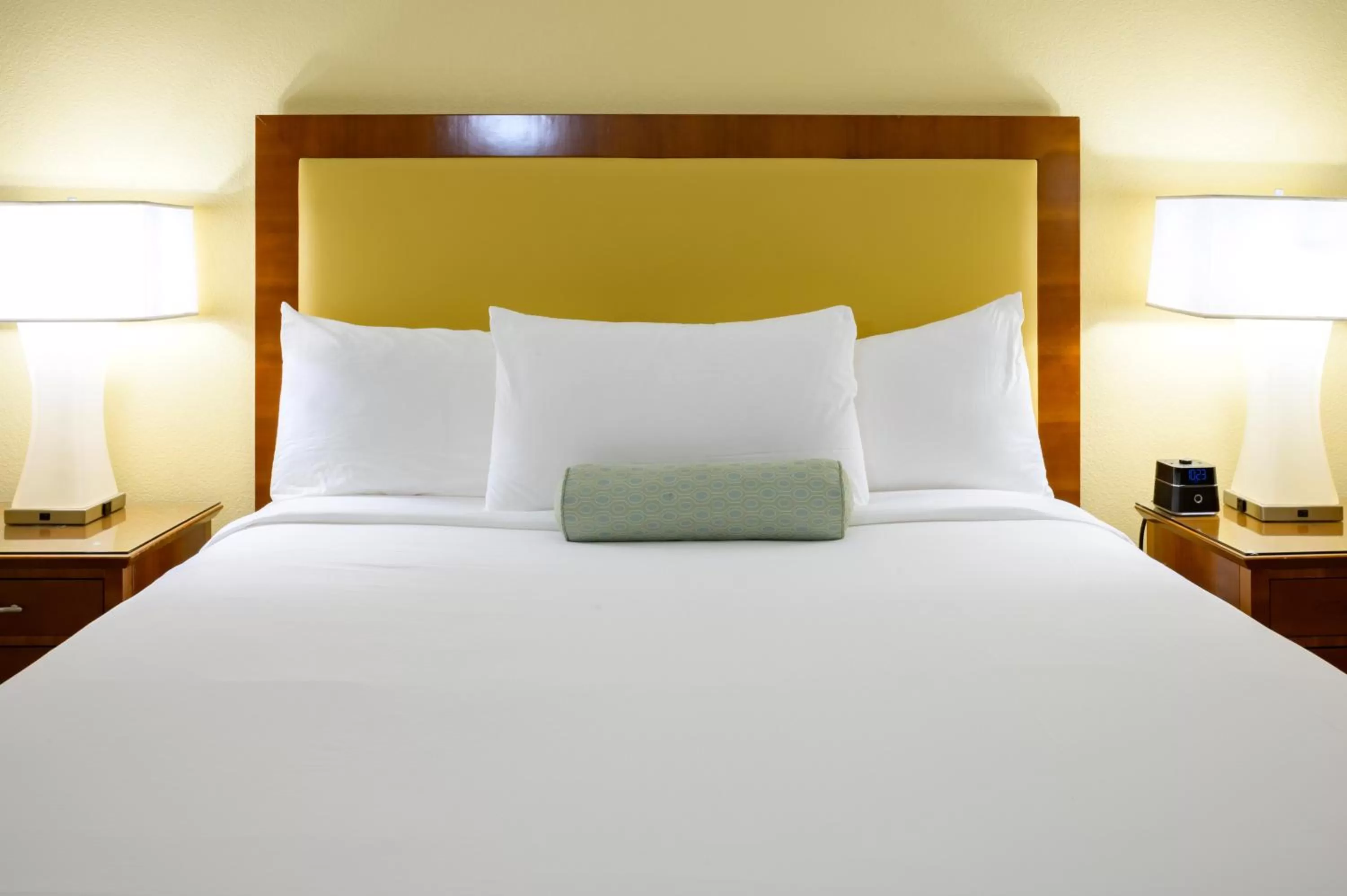 Bed in Airtel Plaza Hotel