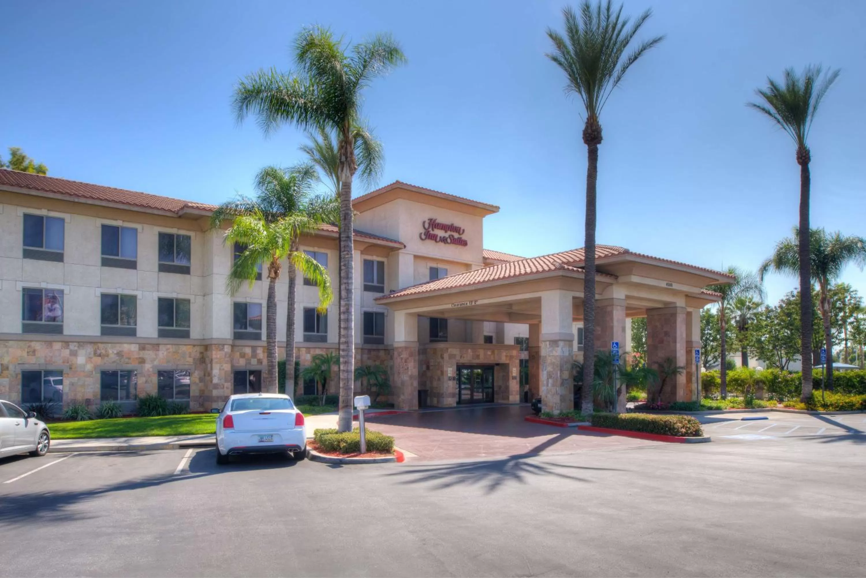 Property building in Hampton Inn & Suites Ontario