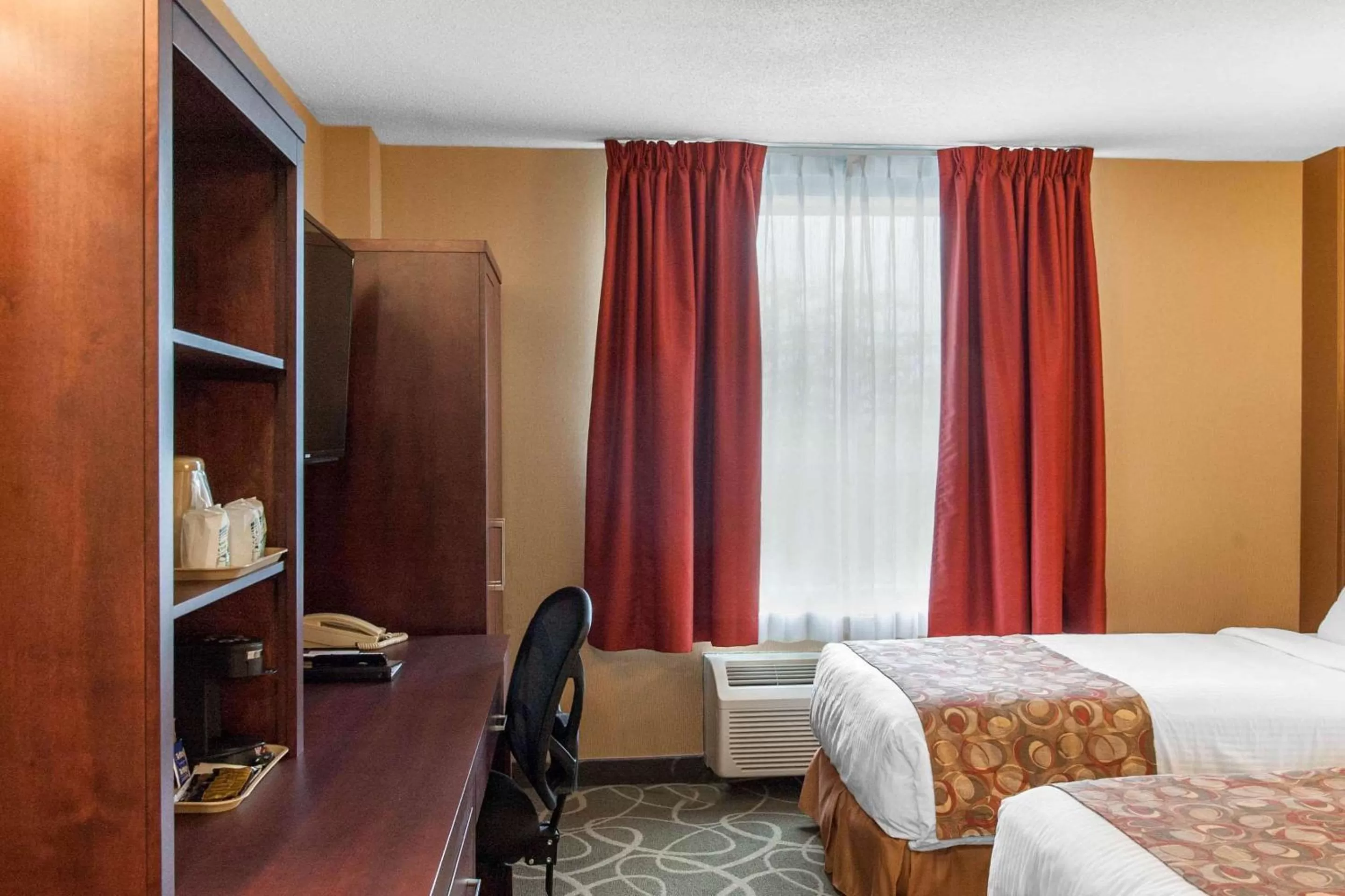 Photo of the whole room, Bed in Quality Hotel & Suites