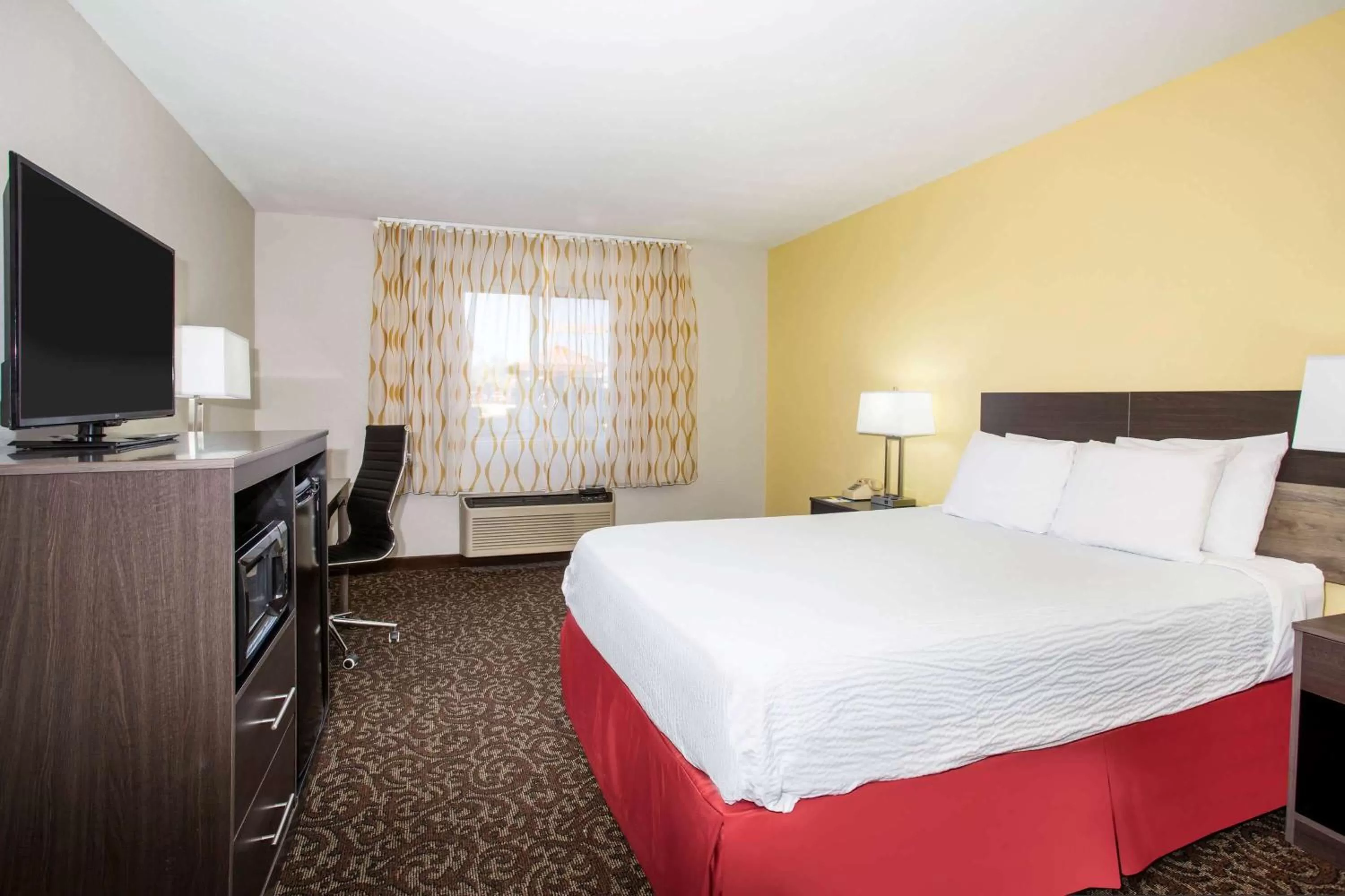 Photo of the whole room, Bed in Days Inn by Wyndham Phoenix North