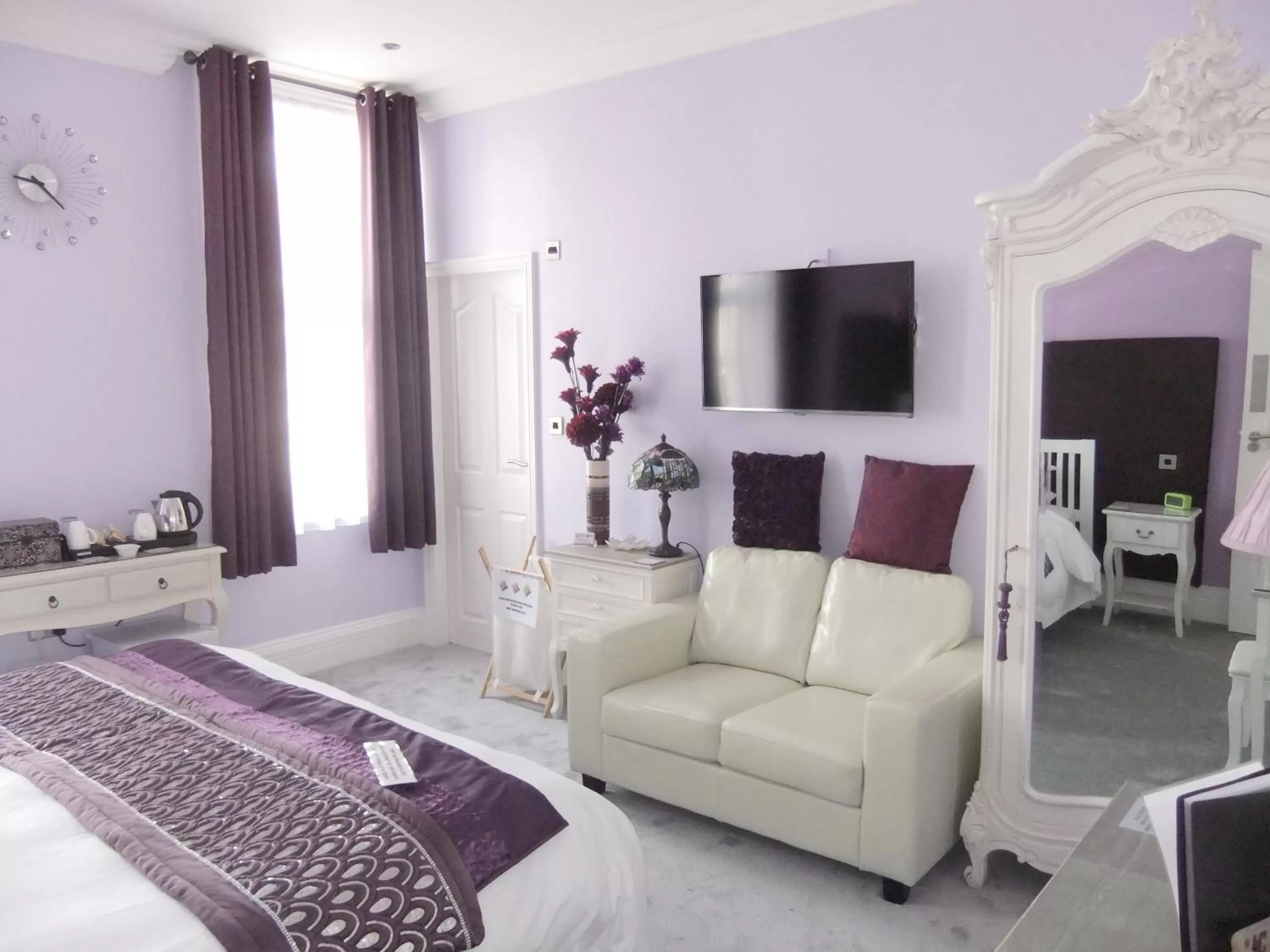 Spring, Seating Area in FourRooms - Couples Only