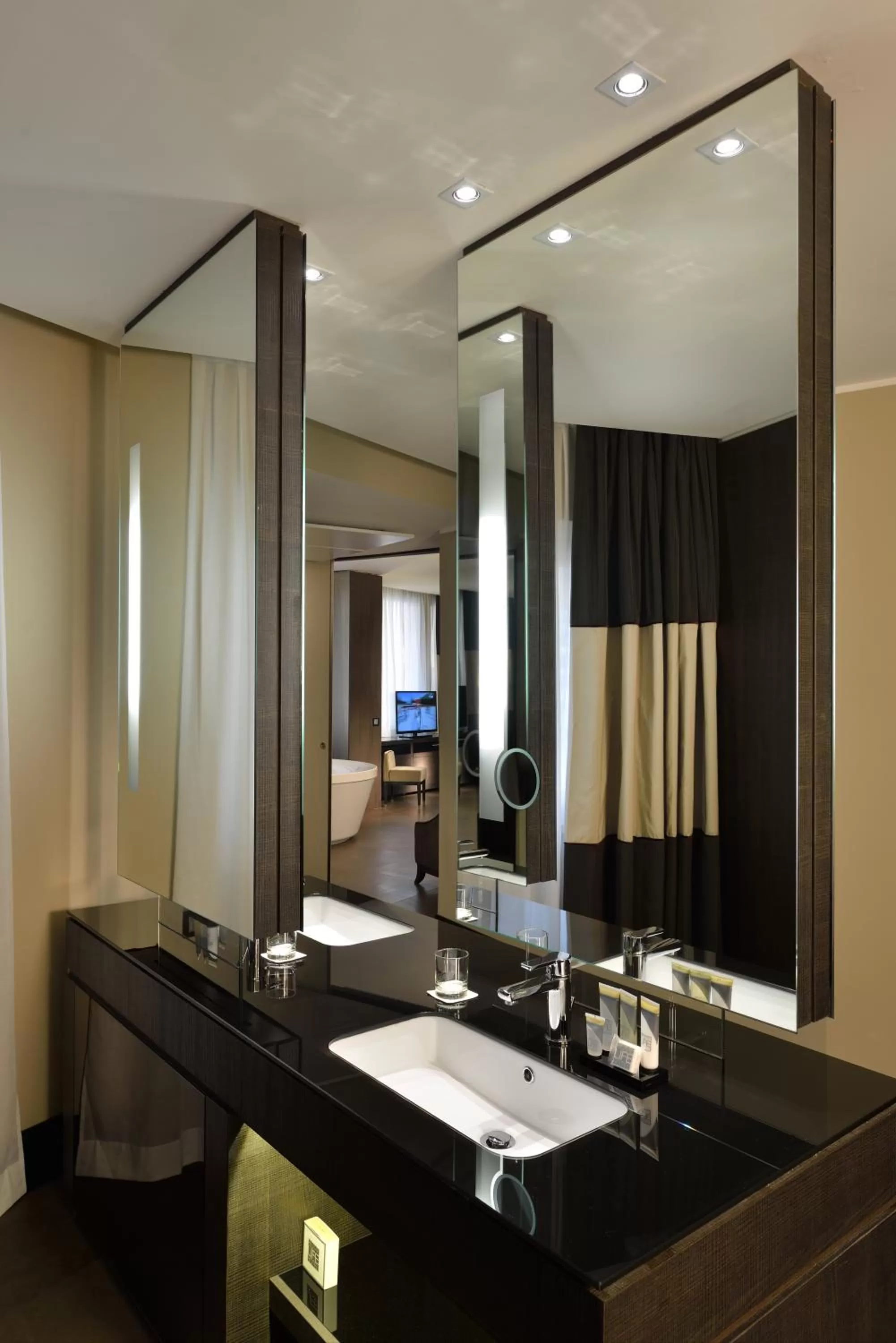 Bathroom in Rome Life Hotel