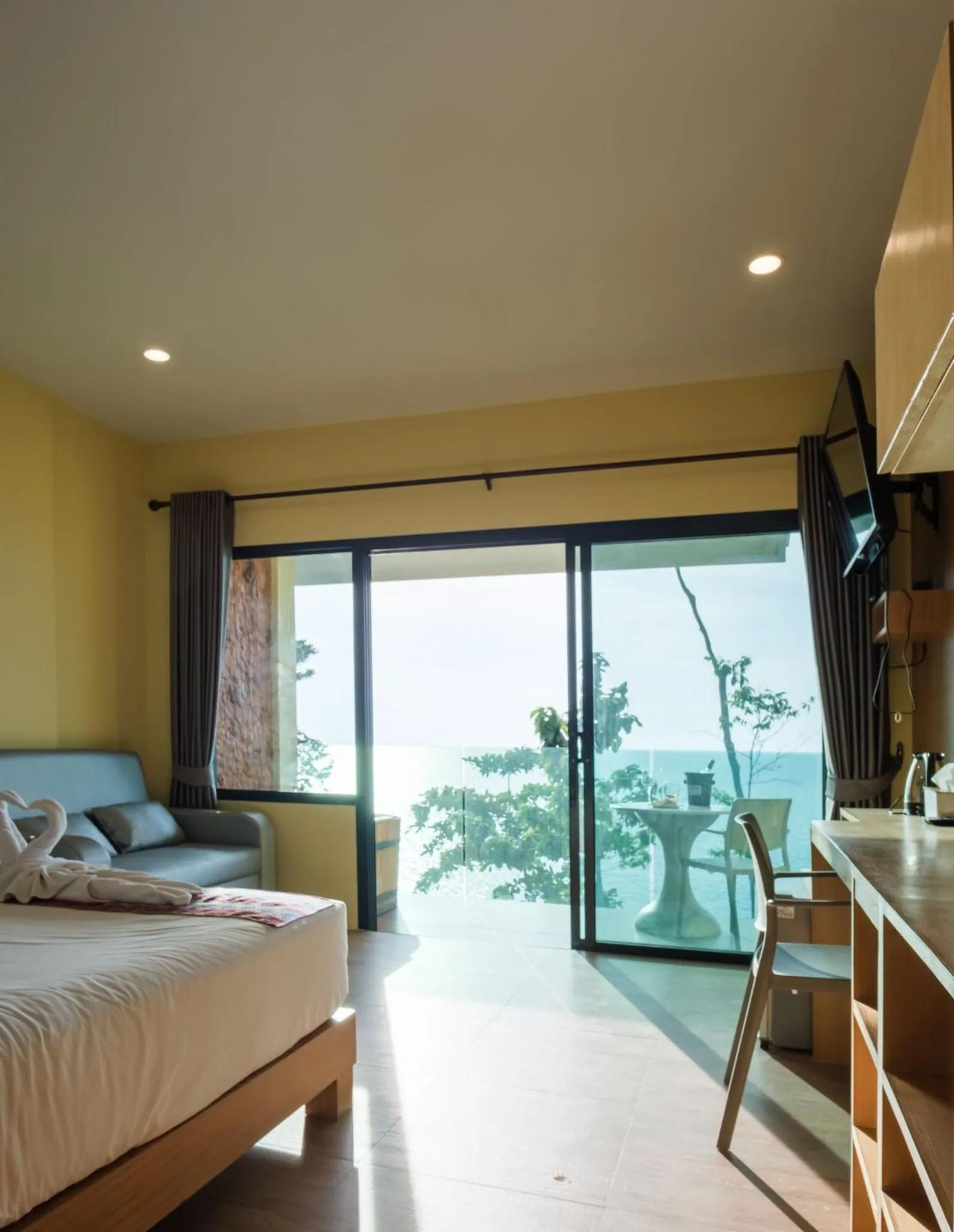 Bedroom, Bed in Cliff Lanta Suite-Koh Lanta Krabi
