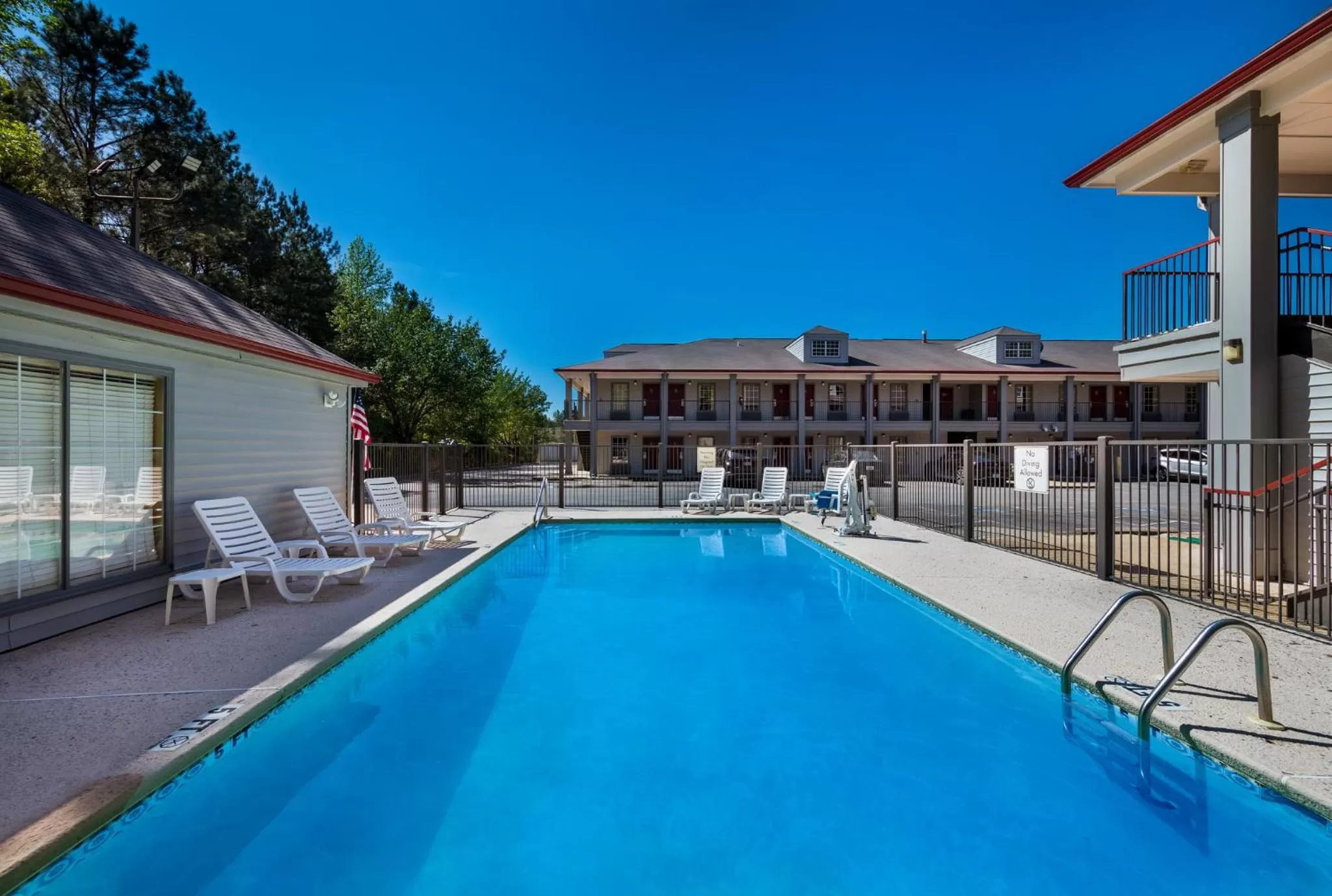 Swimming pool in Red Roof Inn Jasper