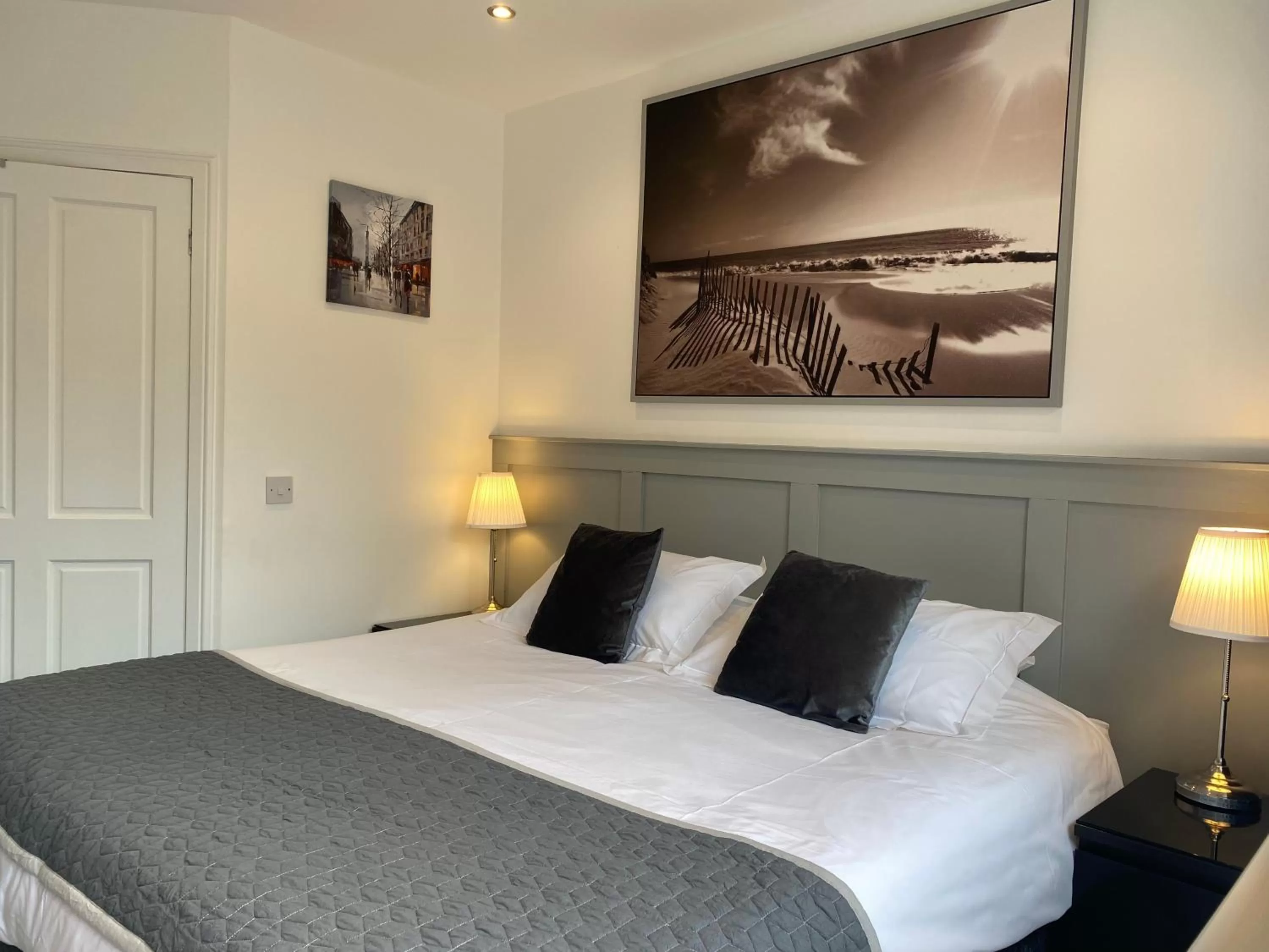 Bedroom, Bed in Miller House Courtyard