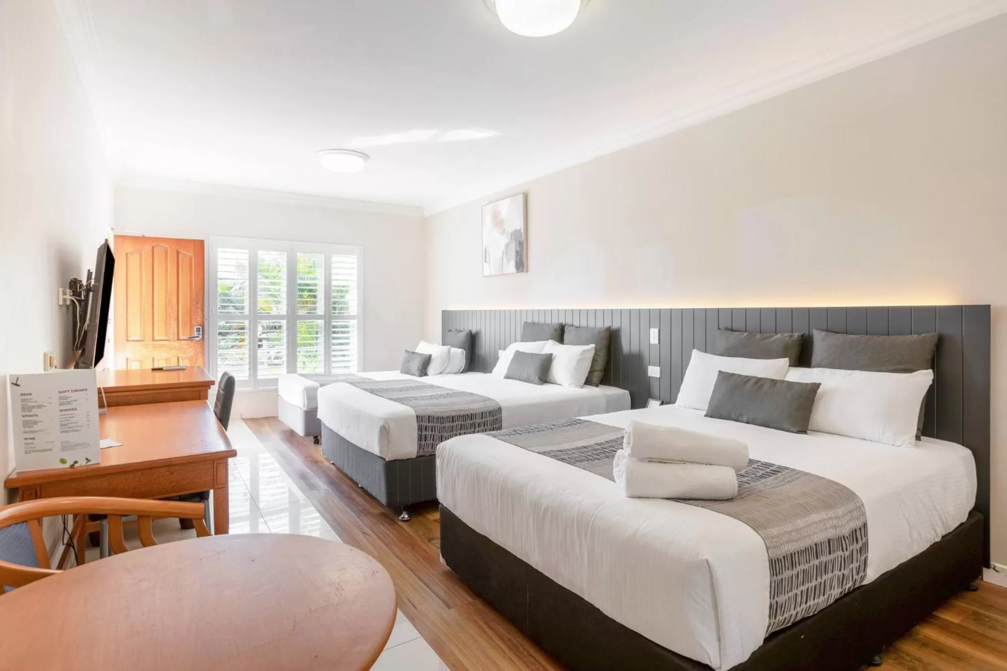 Bedroom, Bed in Coopers Colonial Motel