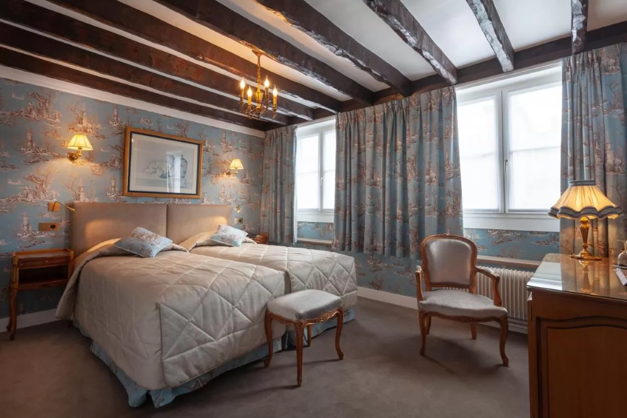 Decorative detail, Bed in Grand Hôtel de L'Univers Saint-Germain